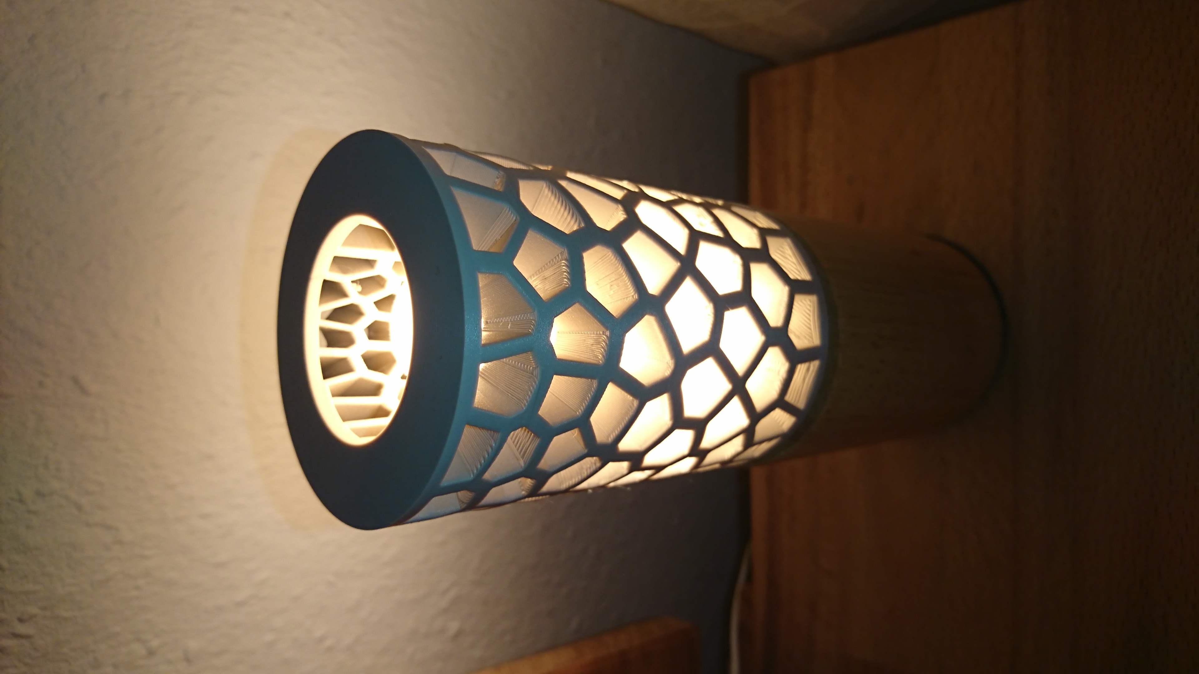 Cylindrical voronoi lampshade for elongated bulb