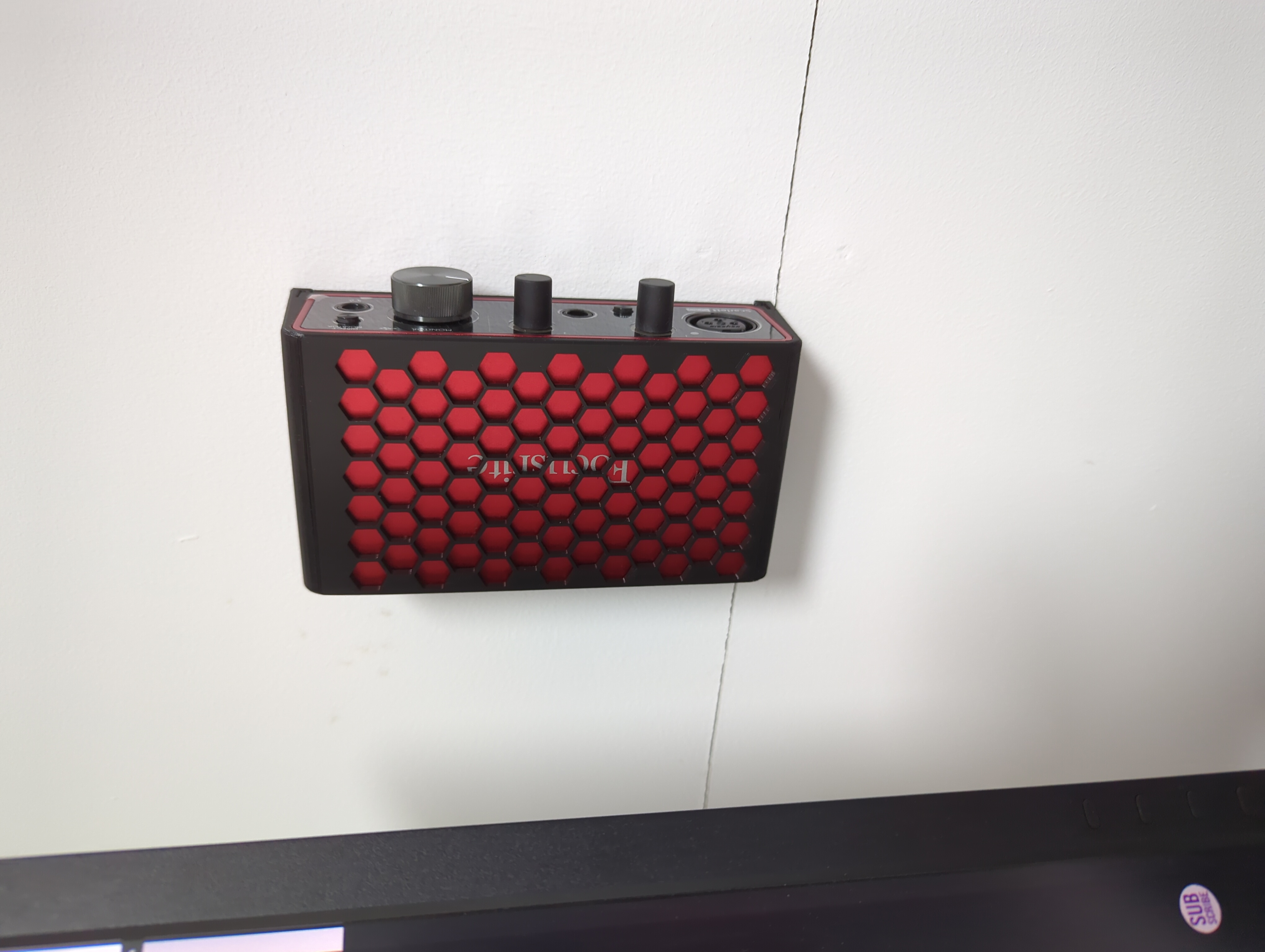 Focusrite 3rd Gen Solo Mount (Wall/Under Desk) with 3 Patterns of Covering