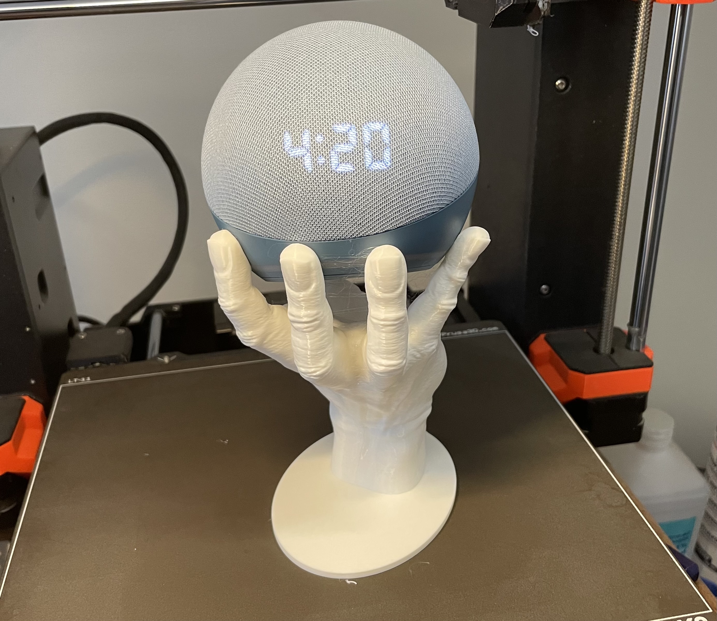 Echo Dot Hand
