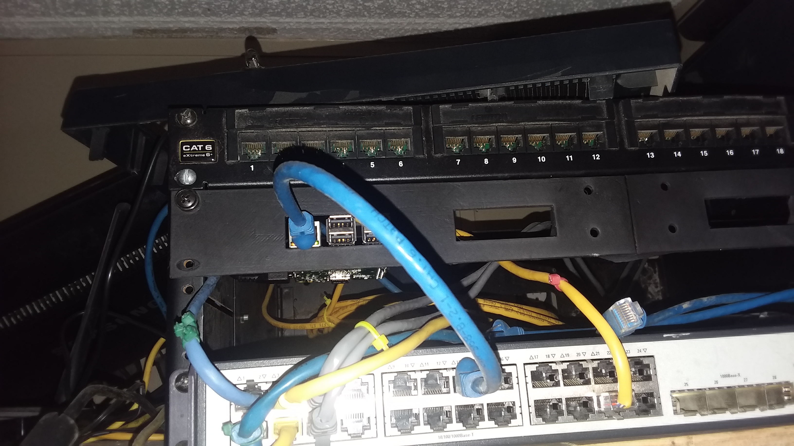 Fritzbox Router / PoE Switch / Raspberry 19 2U Rack Mount od autora  Chrismettal - Binary-6, Stáhněte si zdarma STL model