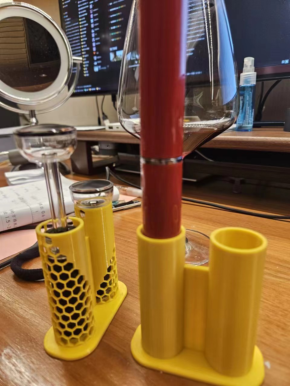 Red wine stopper holder by Hank Download free STL model