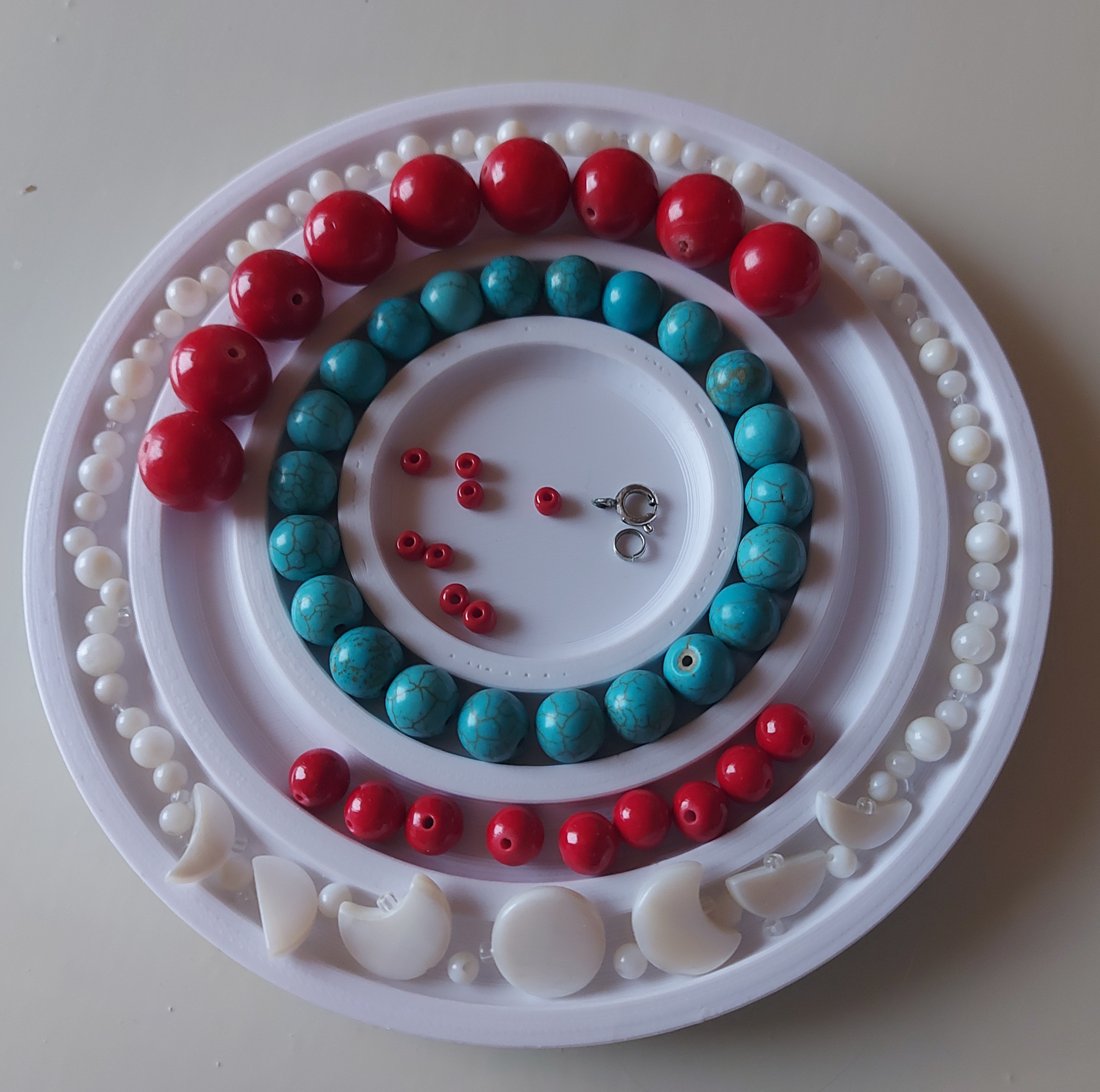 Round tray for beads for bracelet or necklace making