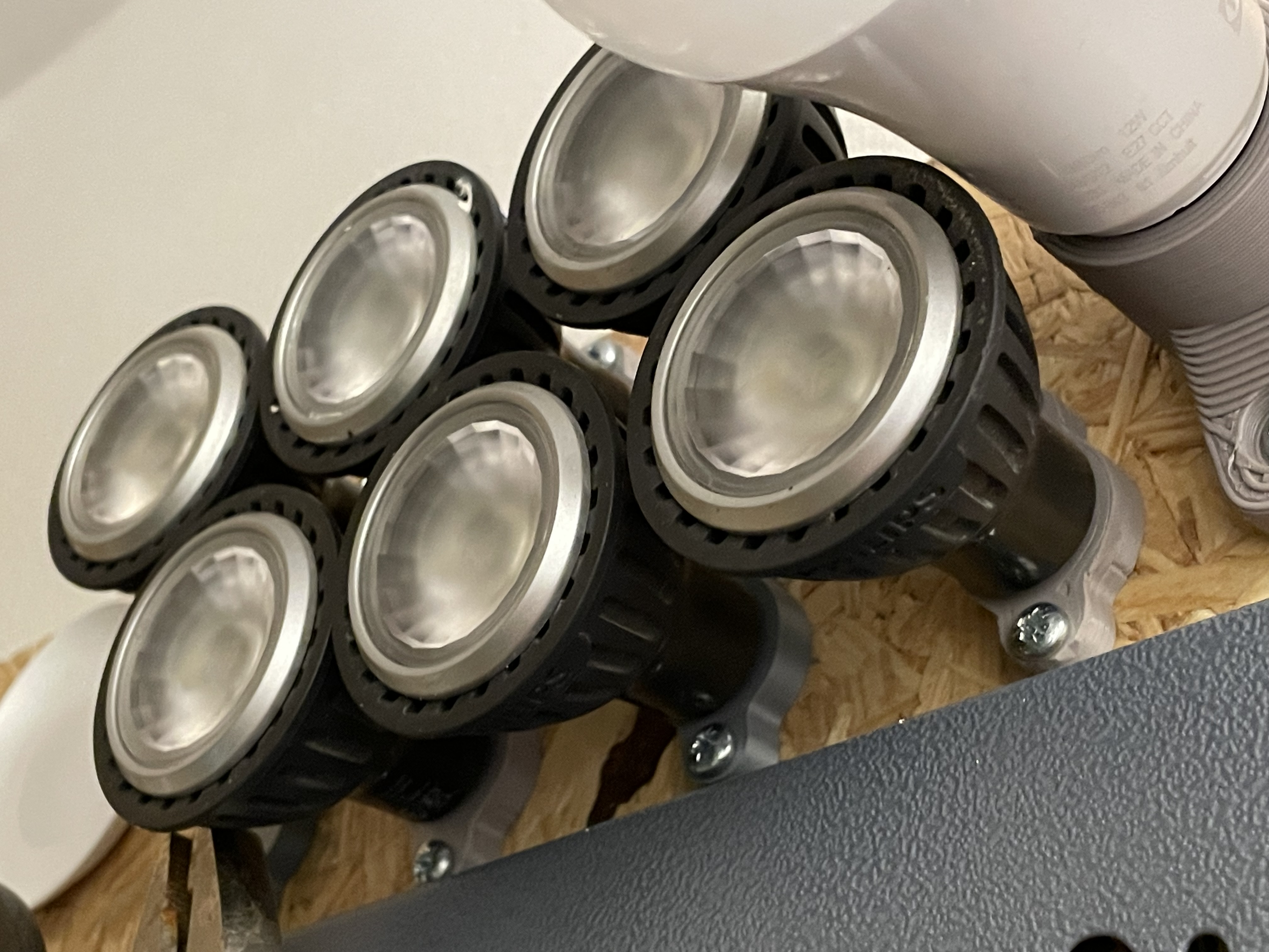Minimalistic GU10 lightbulb holder