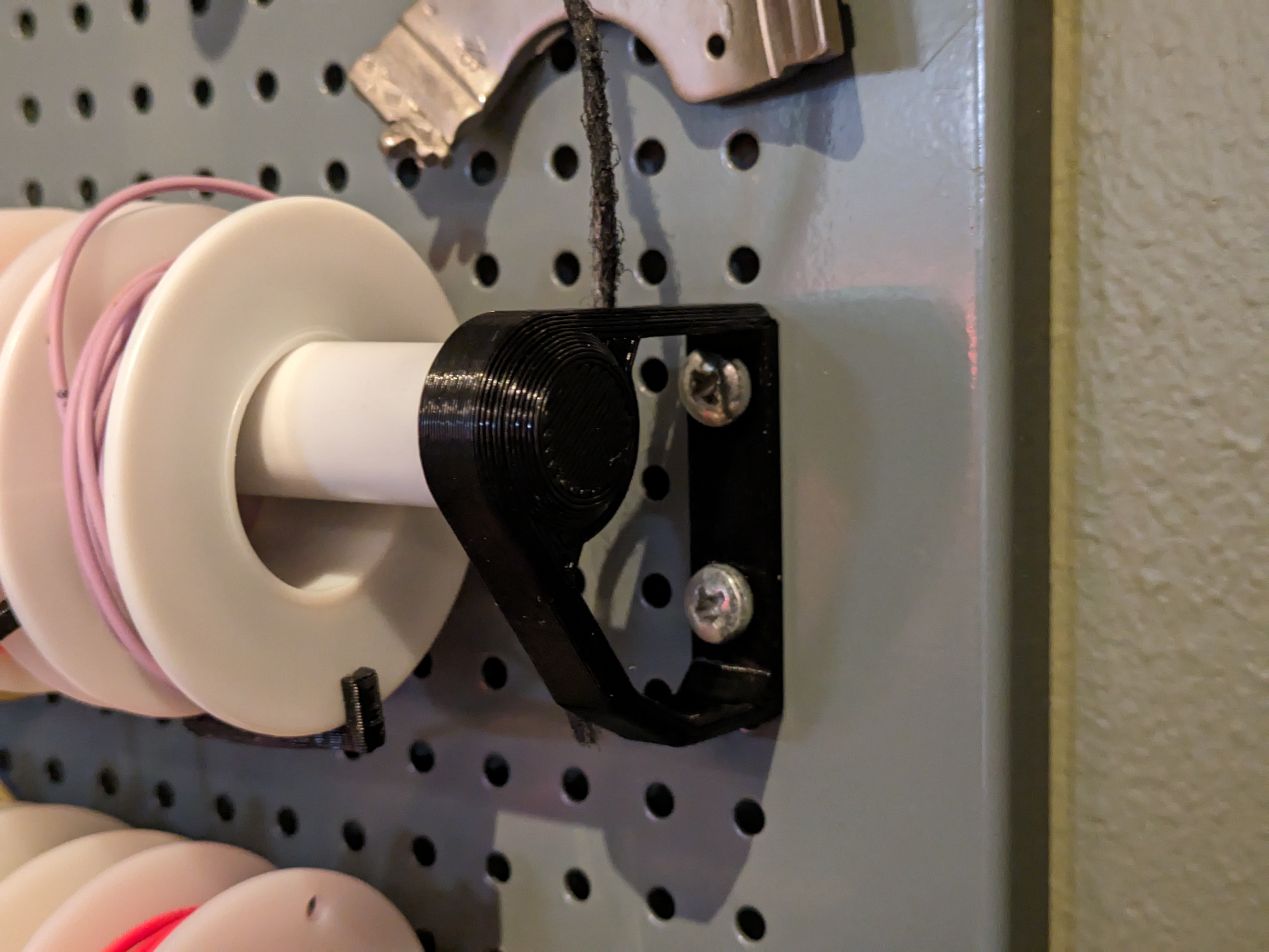 Miniatura 2 do modelo 3D Pegboard Spool Holder