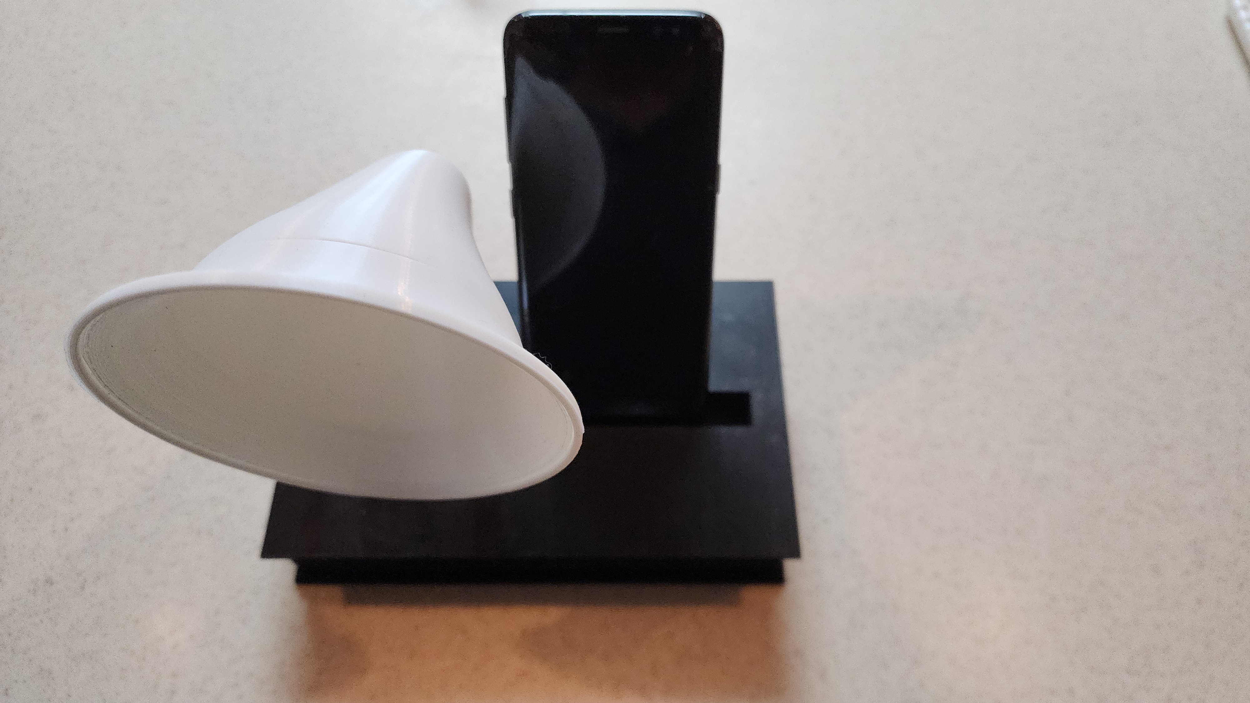 Miniatura 2 do modelo 3D Phone speaker amplification