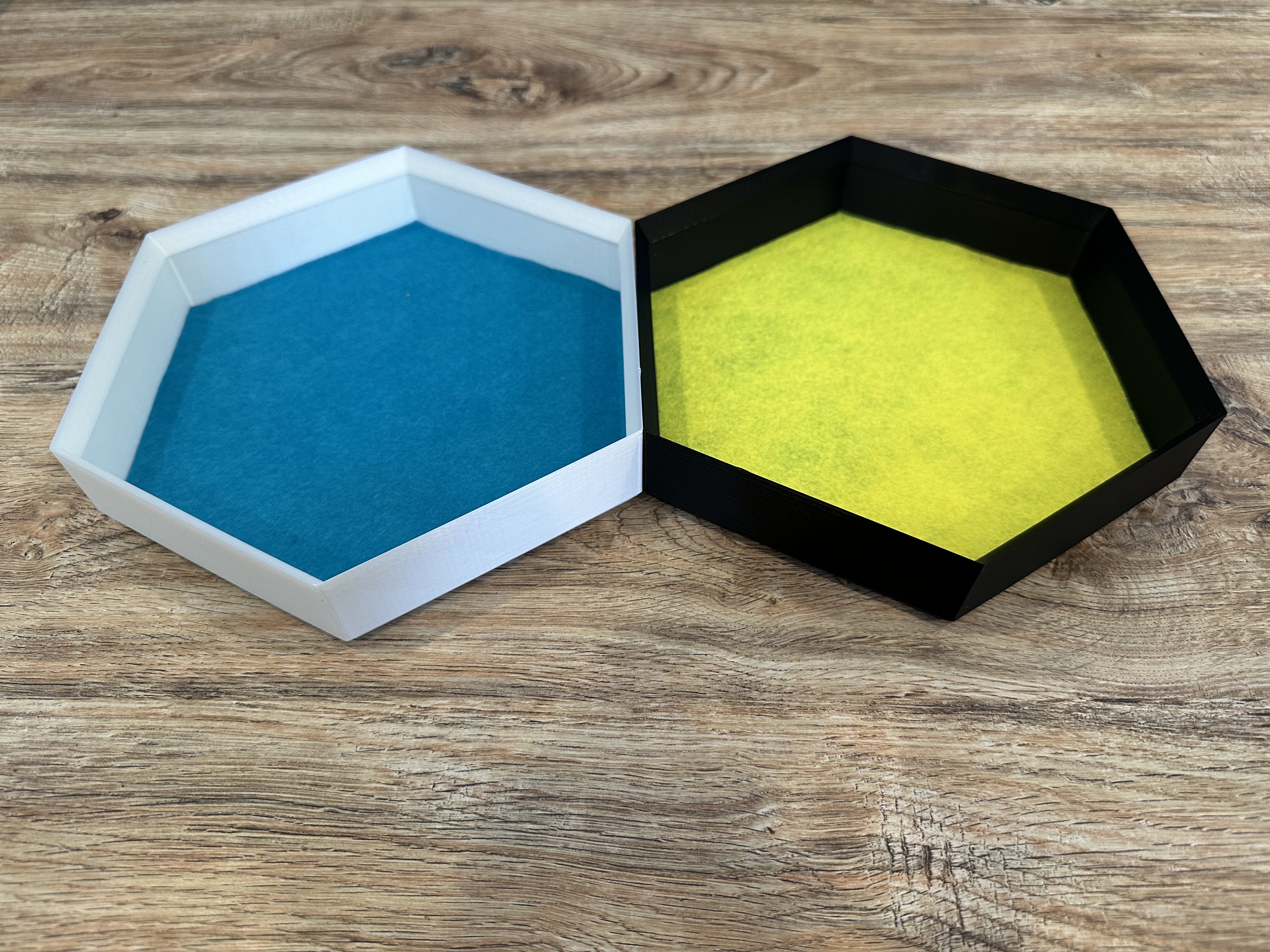 Miniatura 2 do modelo 3D Stackable Hexagonal Dice Tray (w/ adhesive felt template)