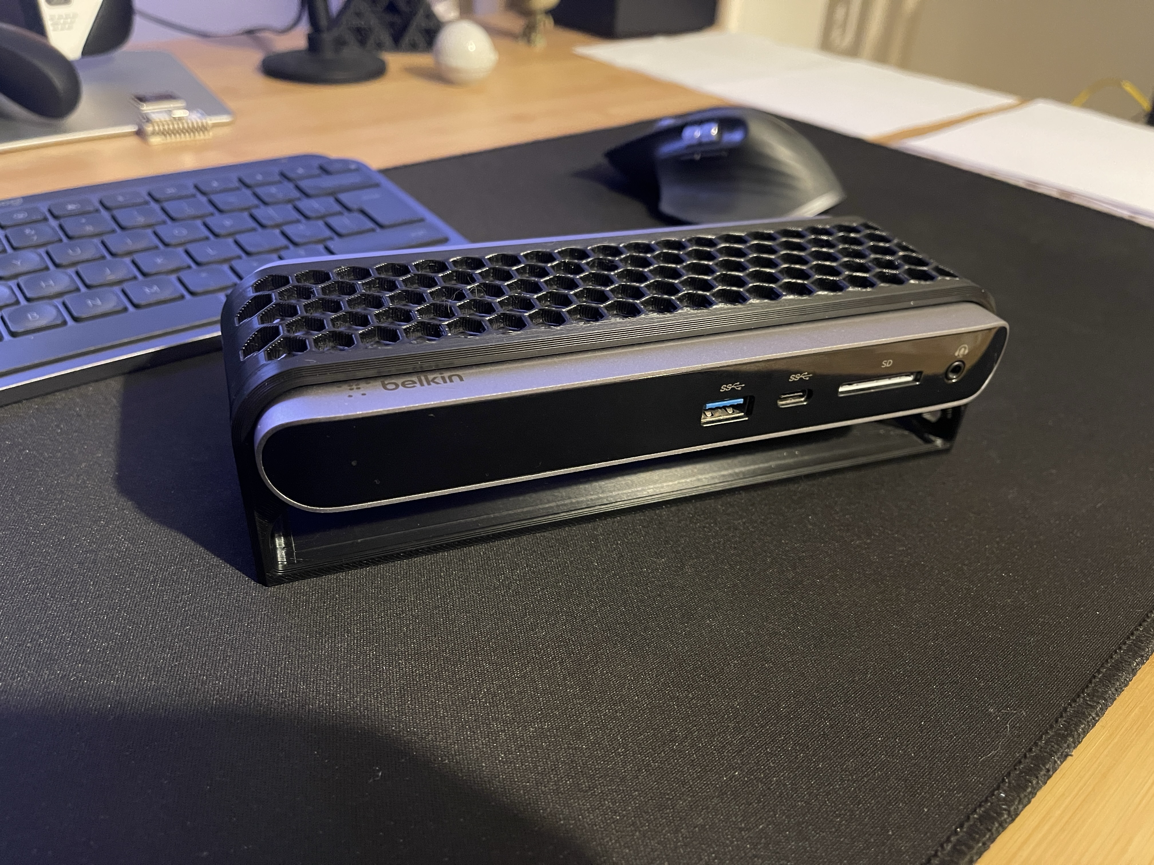 Belkin Thunderbolt 3 Dock Pro table stand