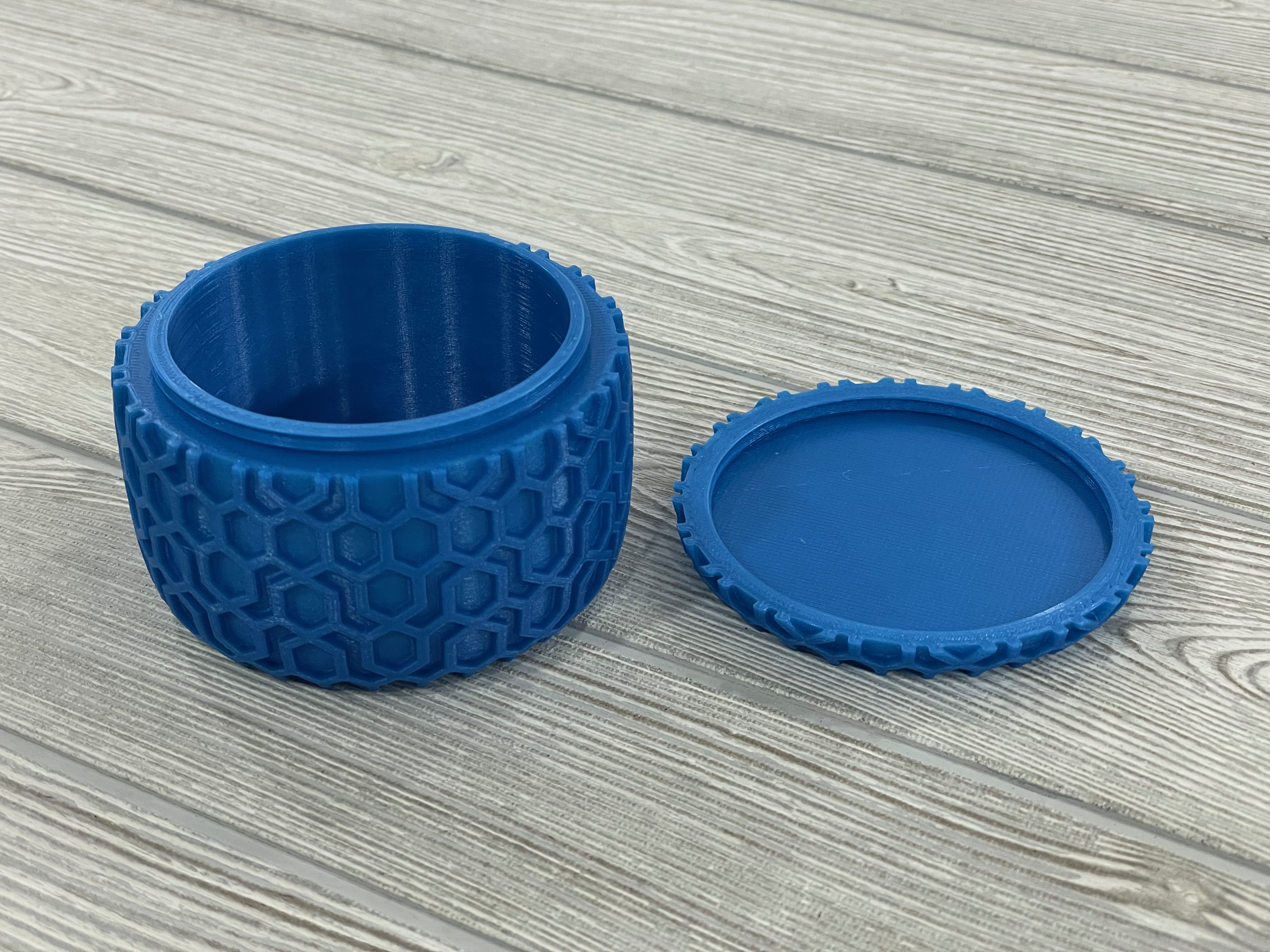 Canister with screw on lid - hexagon pattern