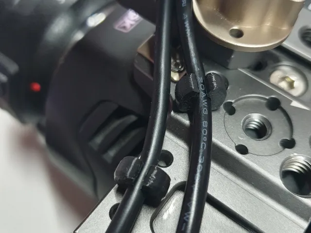 Camera cable clamp 1/4"