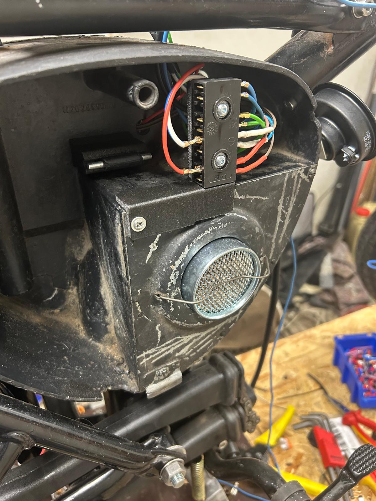 Simson S51 Halter für den Standard  Steckverbinder im Luftfilterkasten