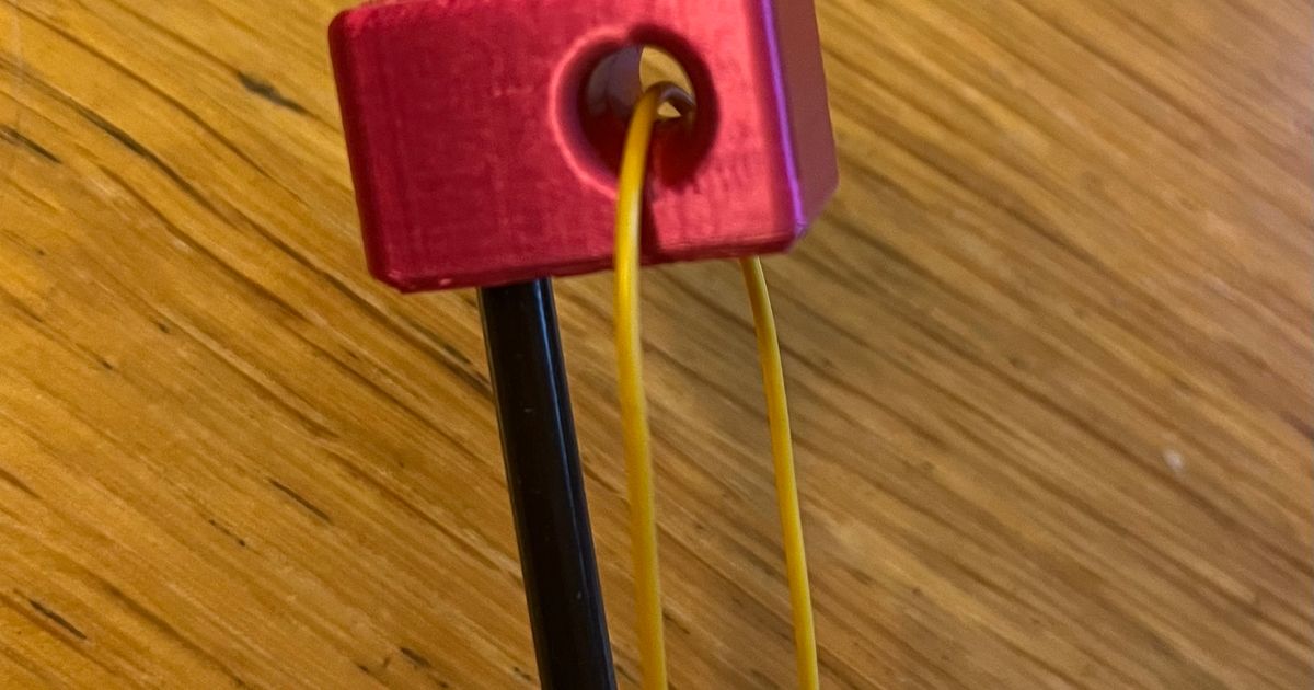 Adjustable EFHW antenna wire guide for connecting to a mast. by