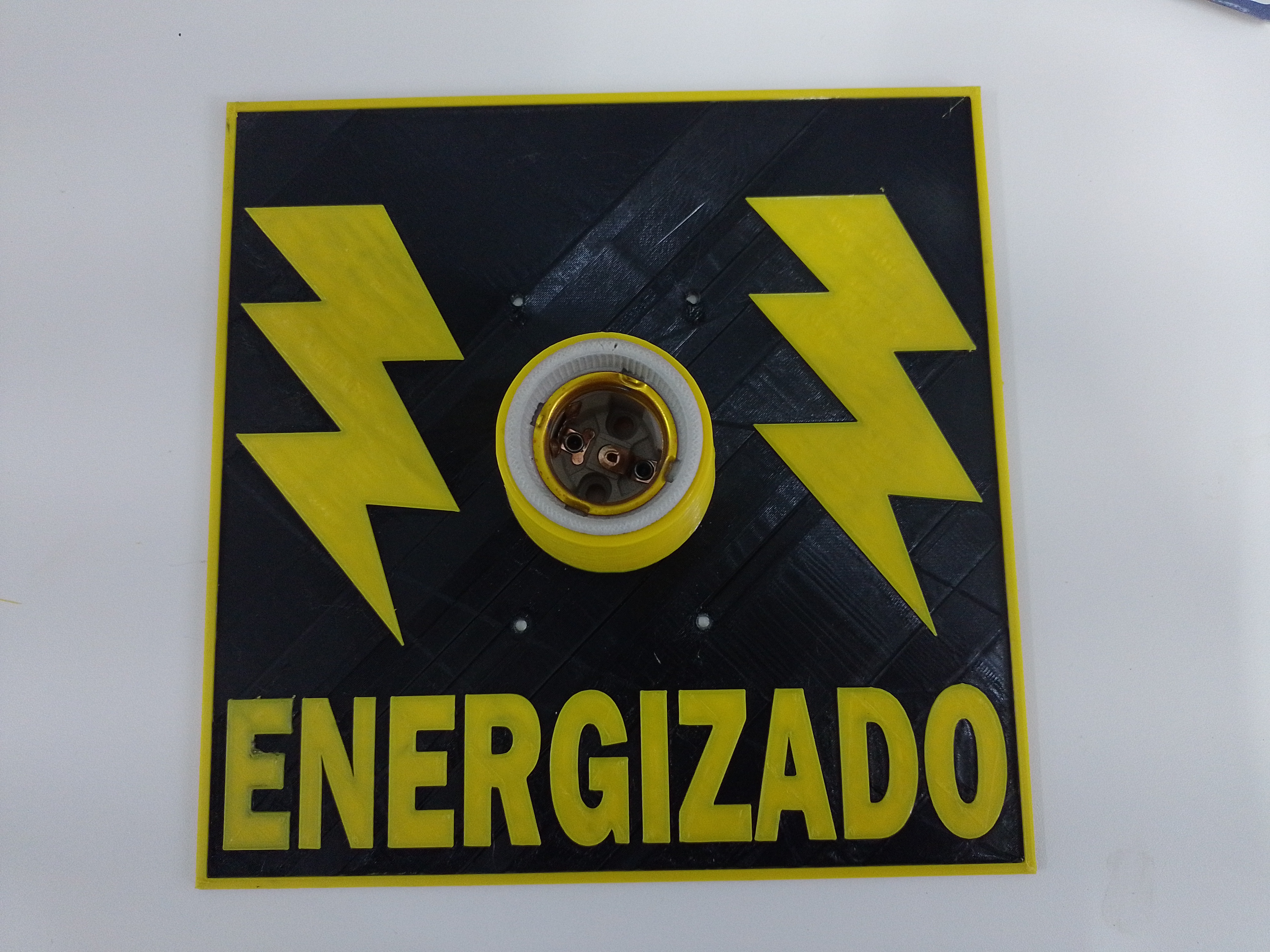 Placa de aviso Energizado