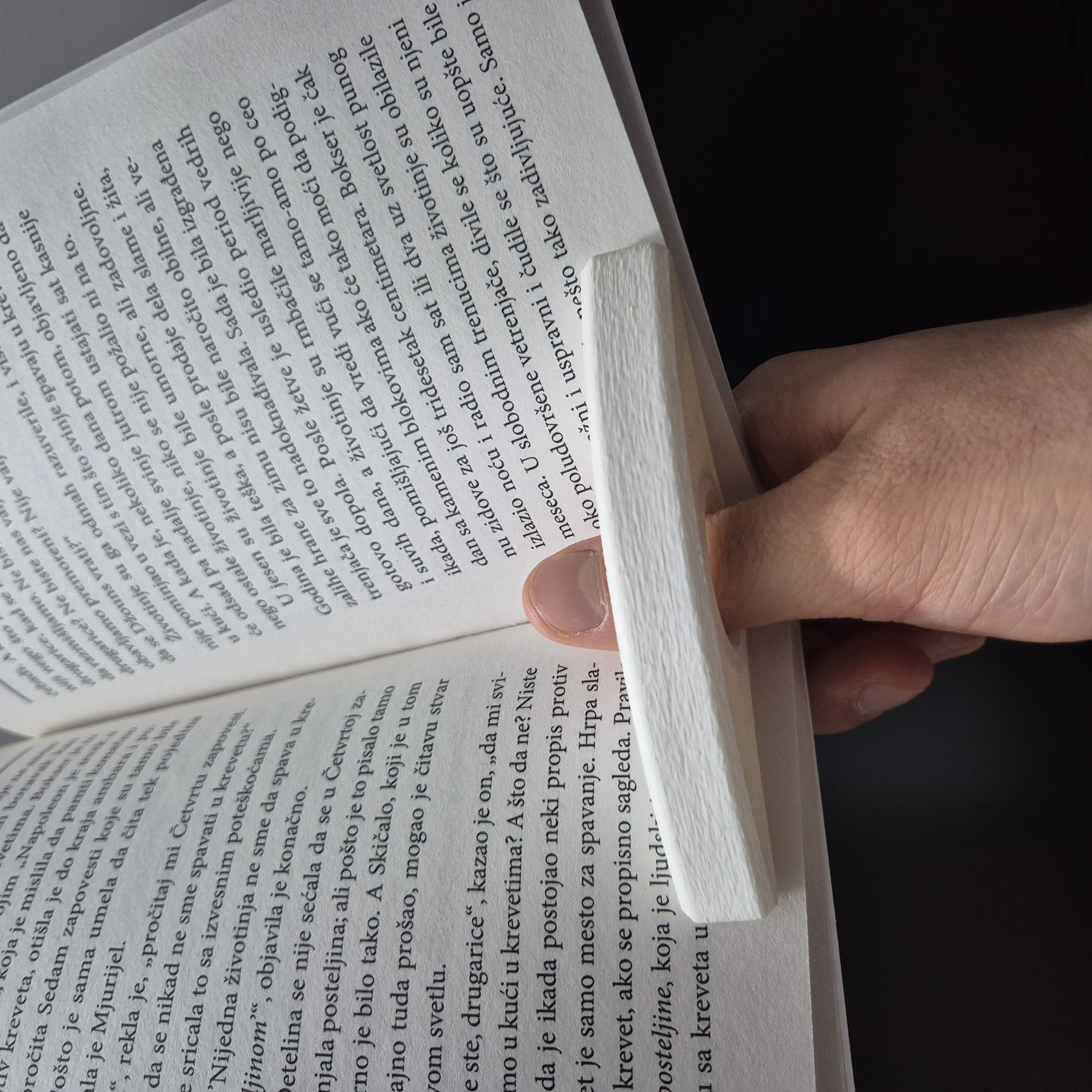 Book thumb page holder