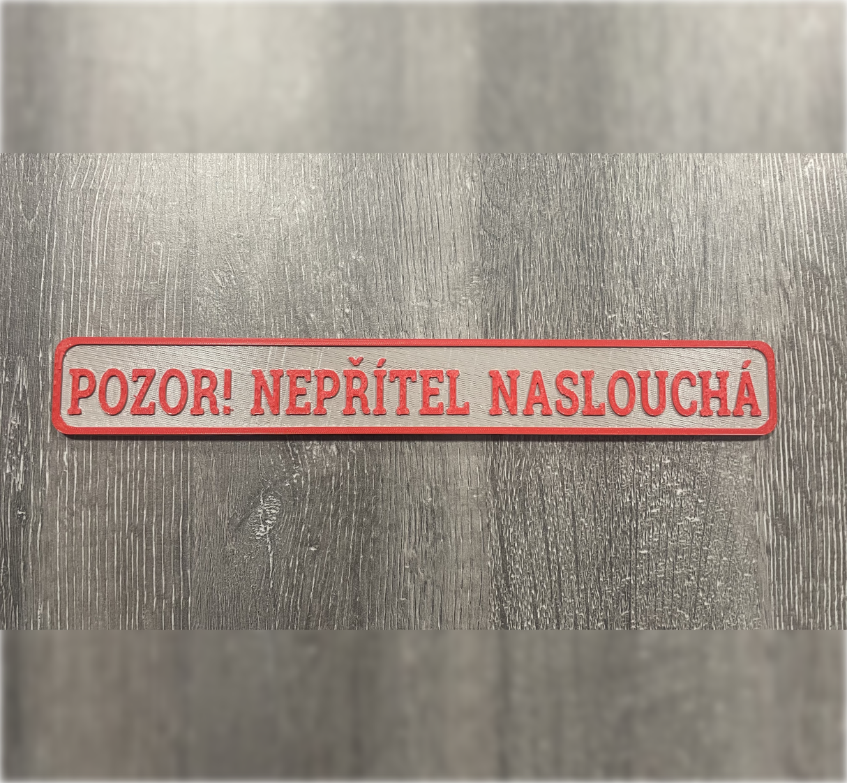 Cedule Pozor! nepřítel naslouchá