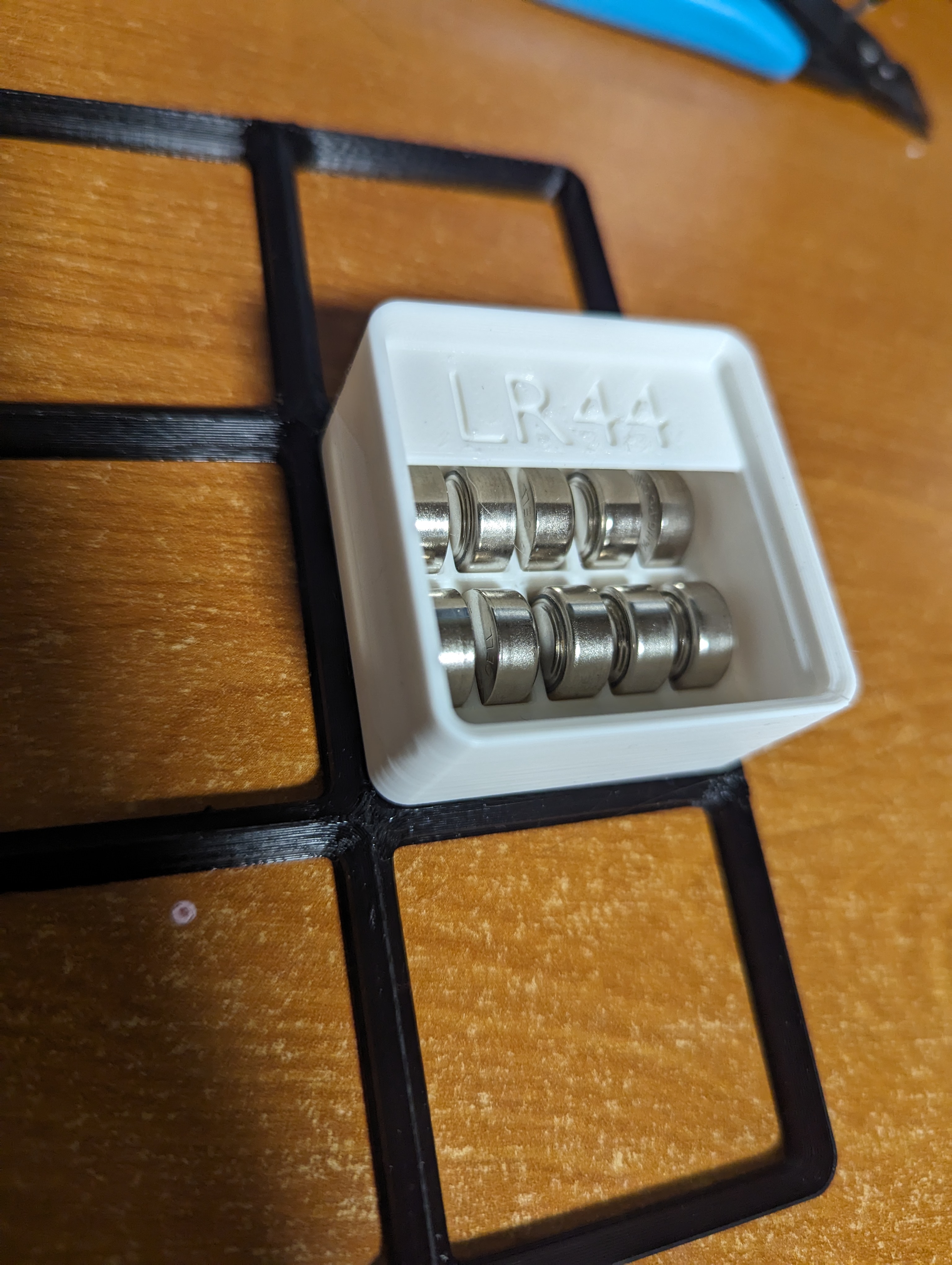 Stackable gridfinity LR44 battery holder, 10 pc (1x1x3) with built in label