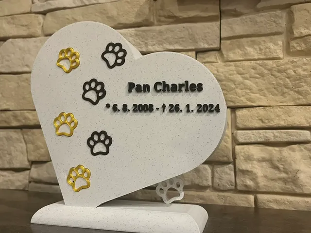 Pet urn