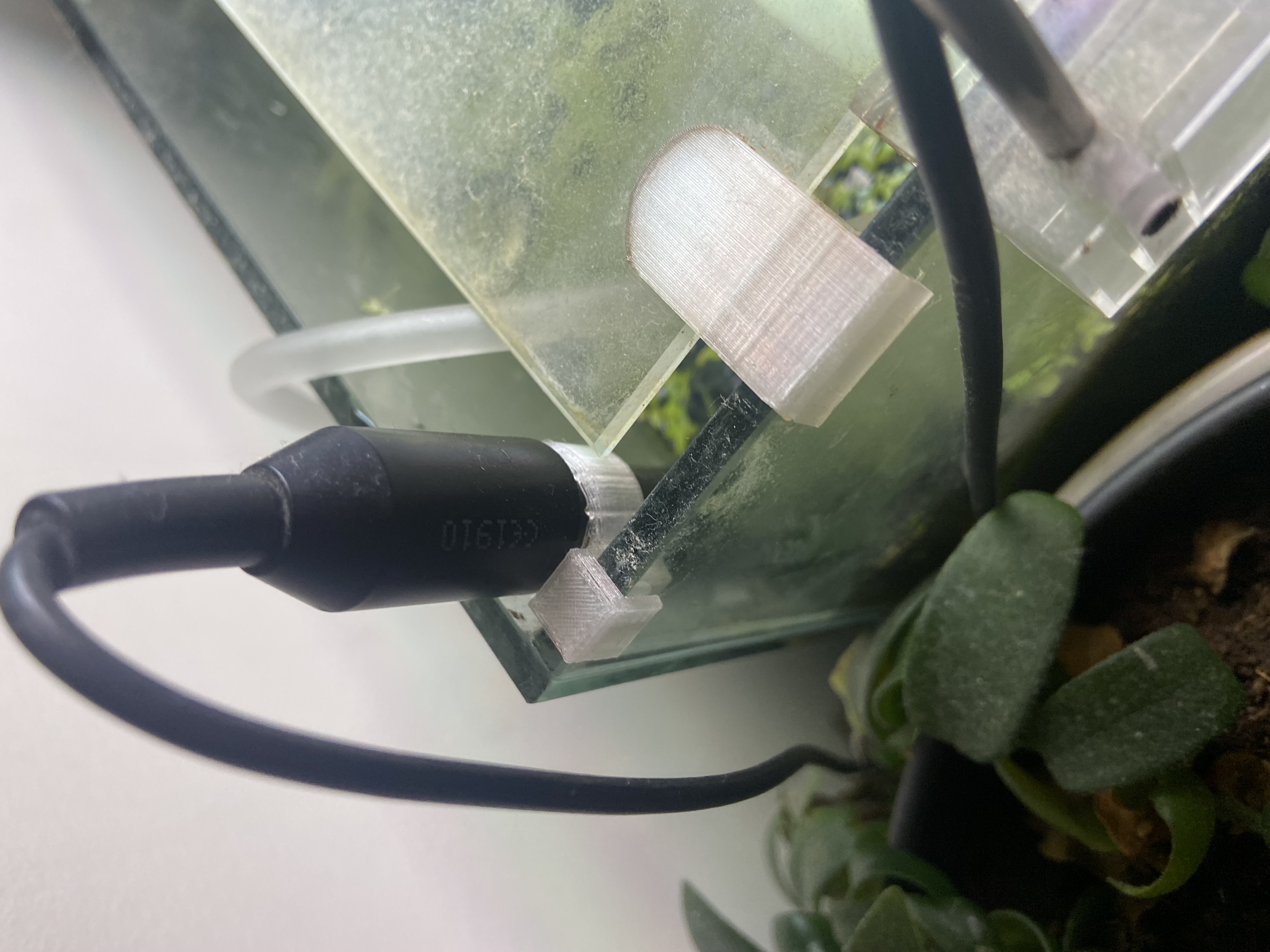Collection of fish-tank clips to hold tubes and ph/co2 Probe