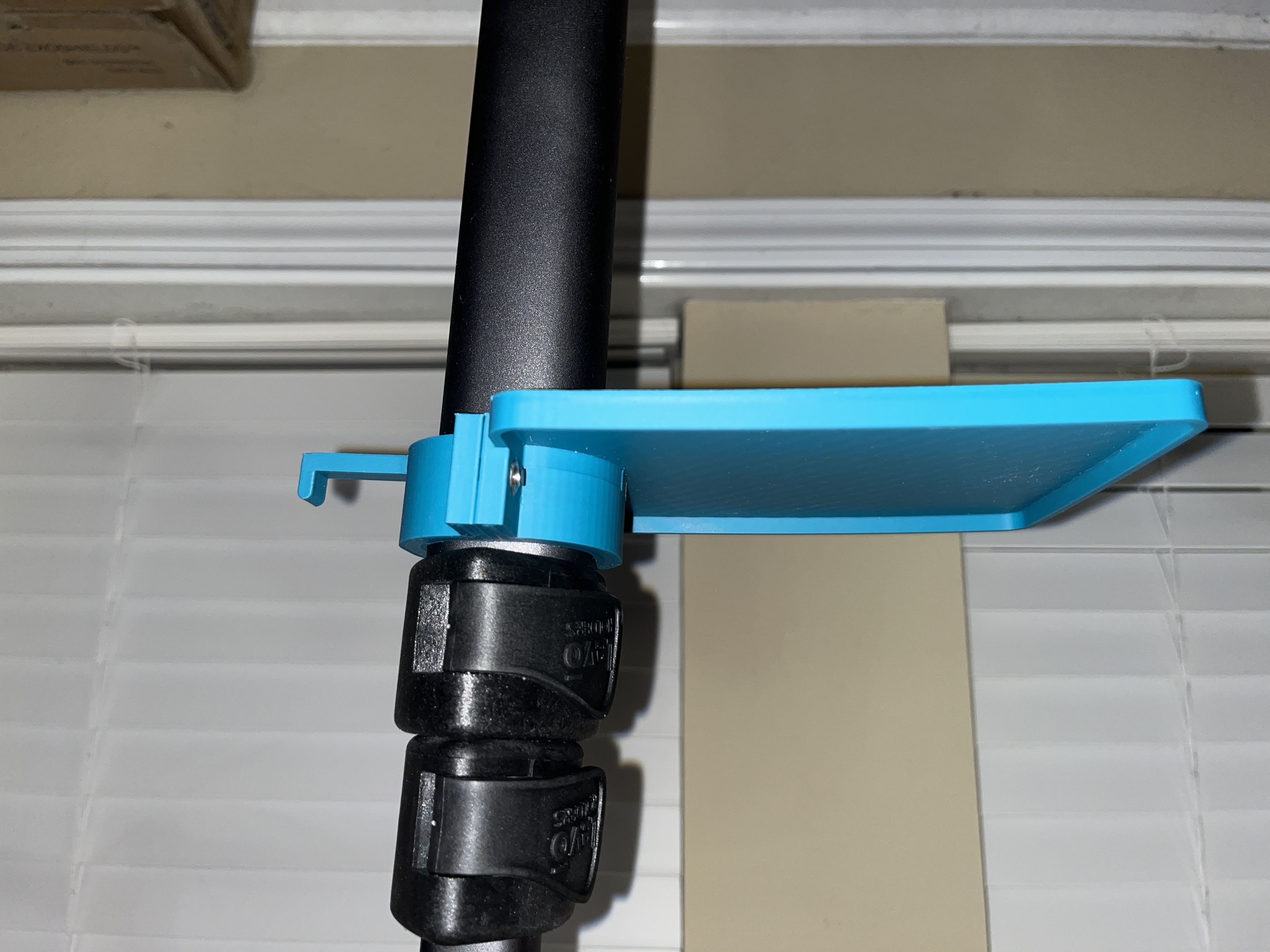 Levo G2 - Shelf and Hook