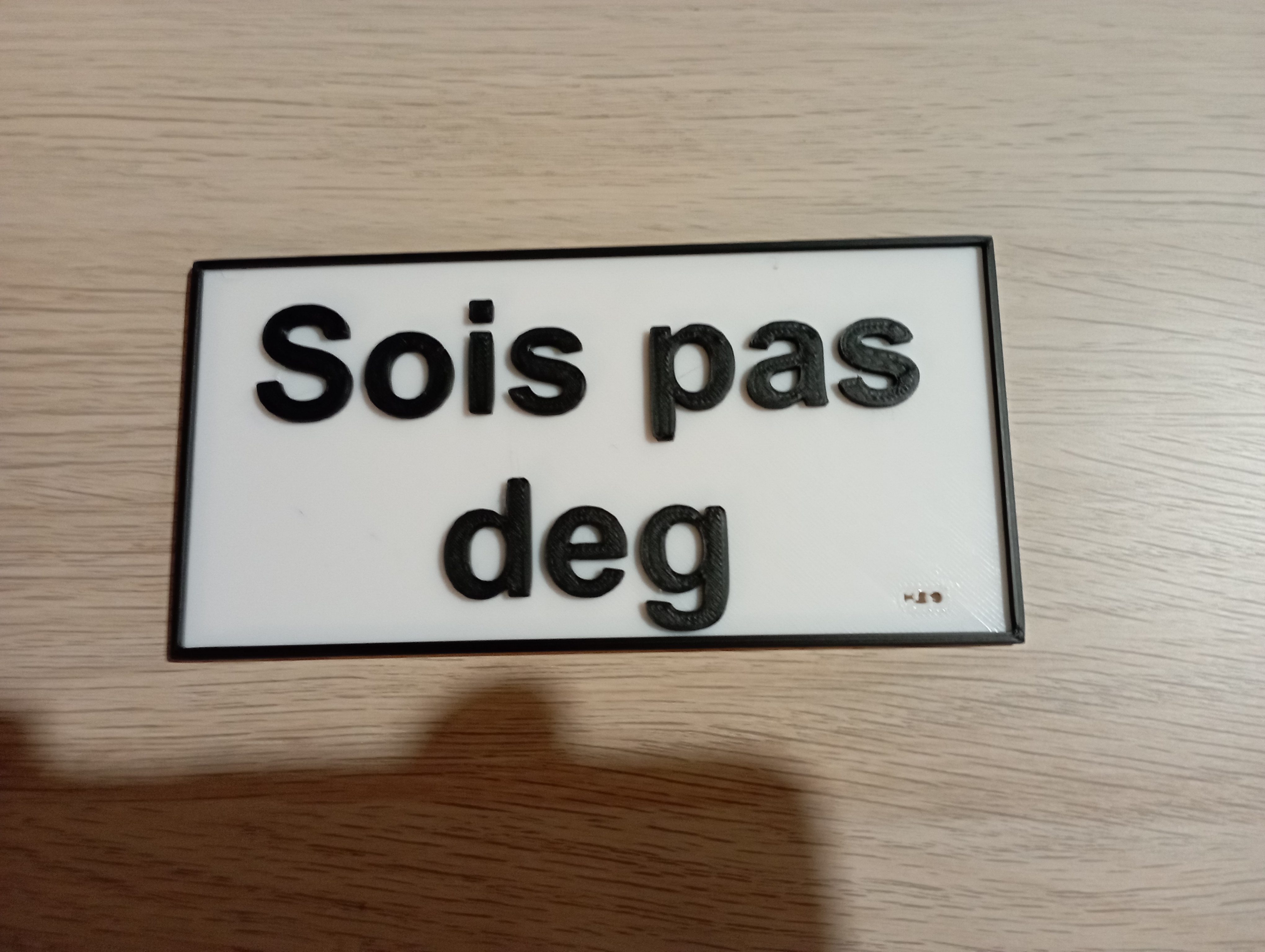 Plate "sois pas deg"