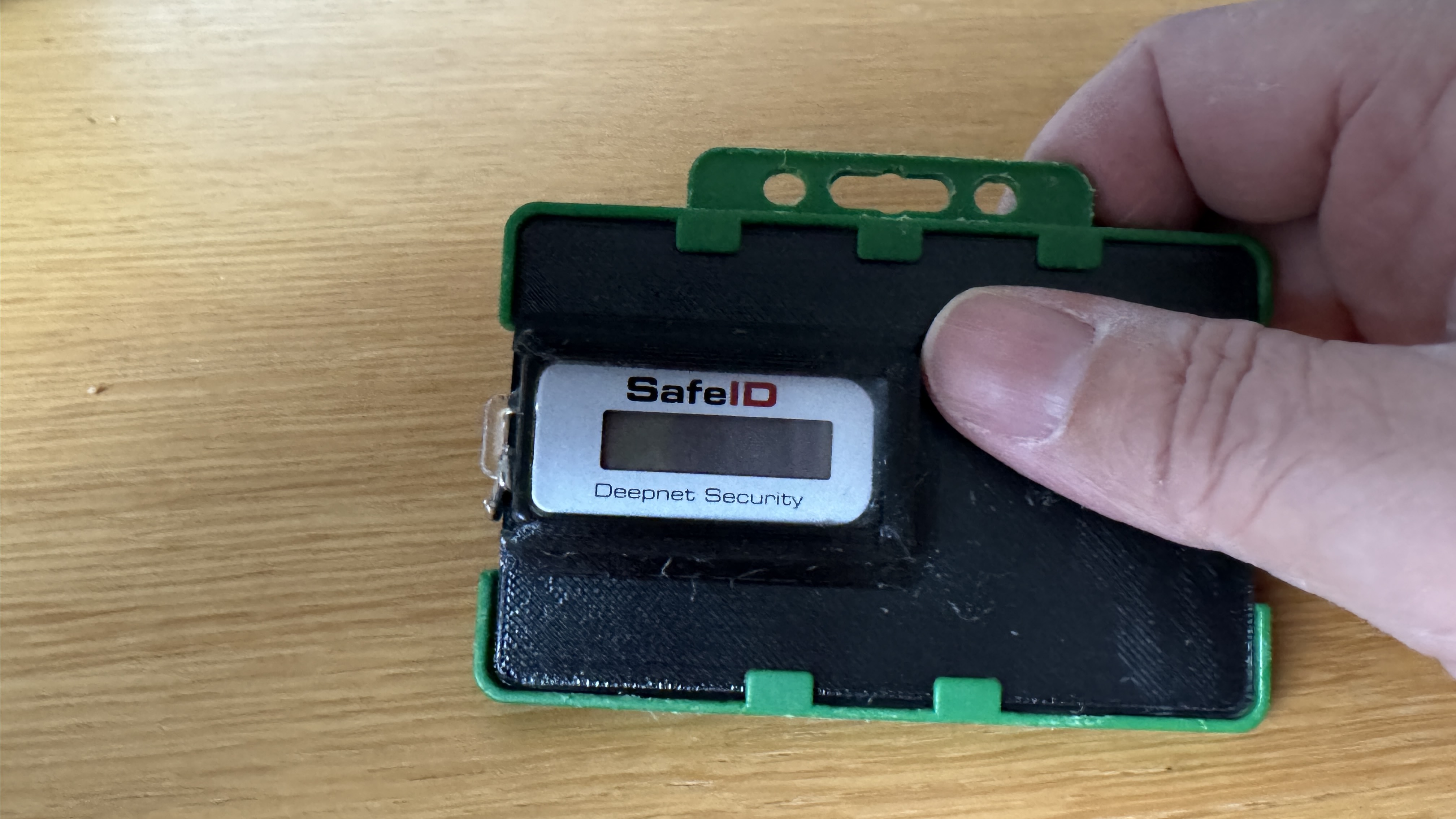 Badge holder adaptor for SafeID Token Generator par Rasmussen ...
