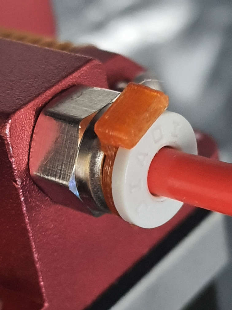 Pneumatic connectors/fittings clips