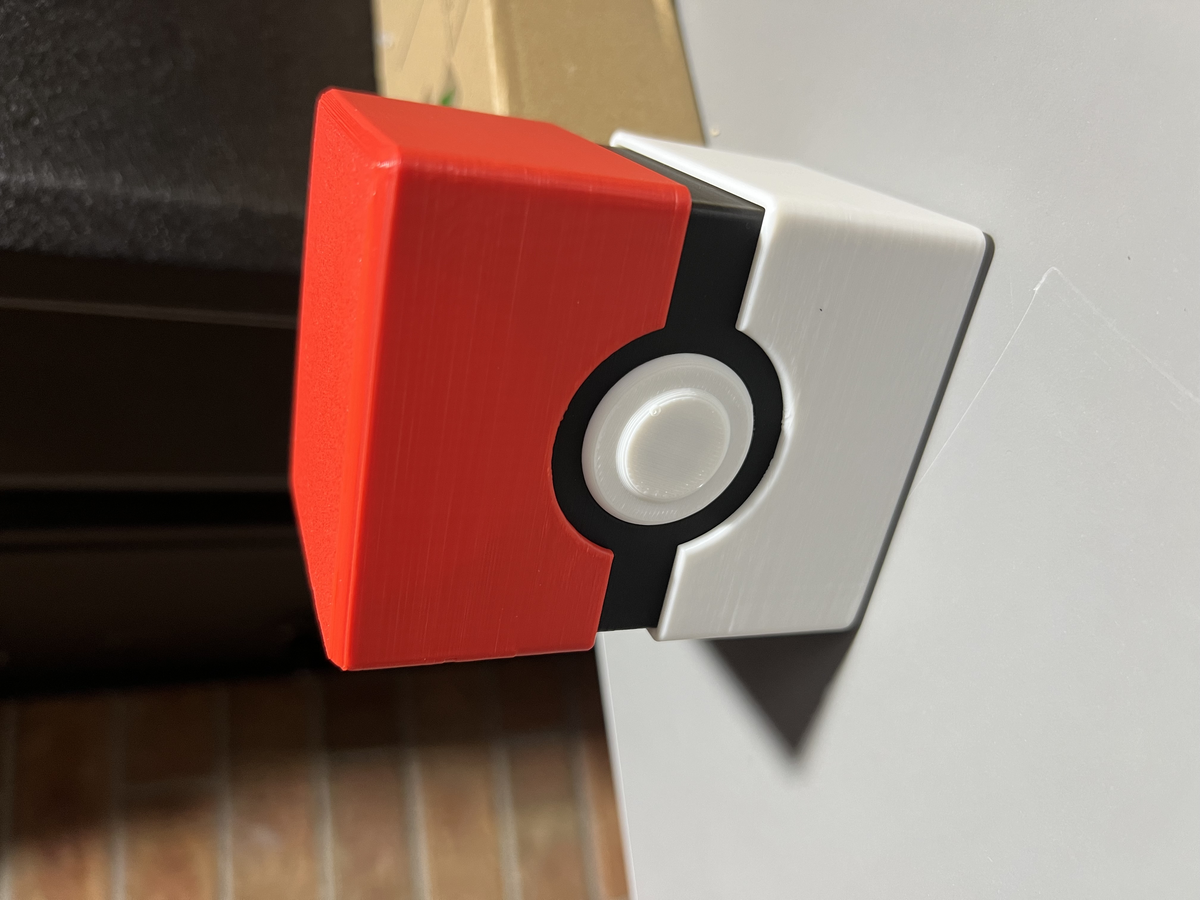 Locking lid Pokémon card holder