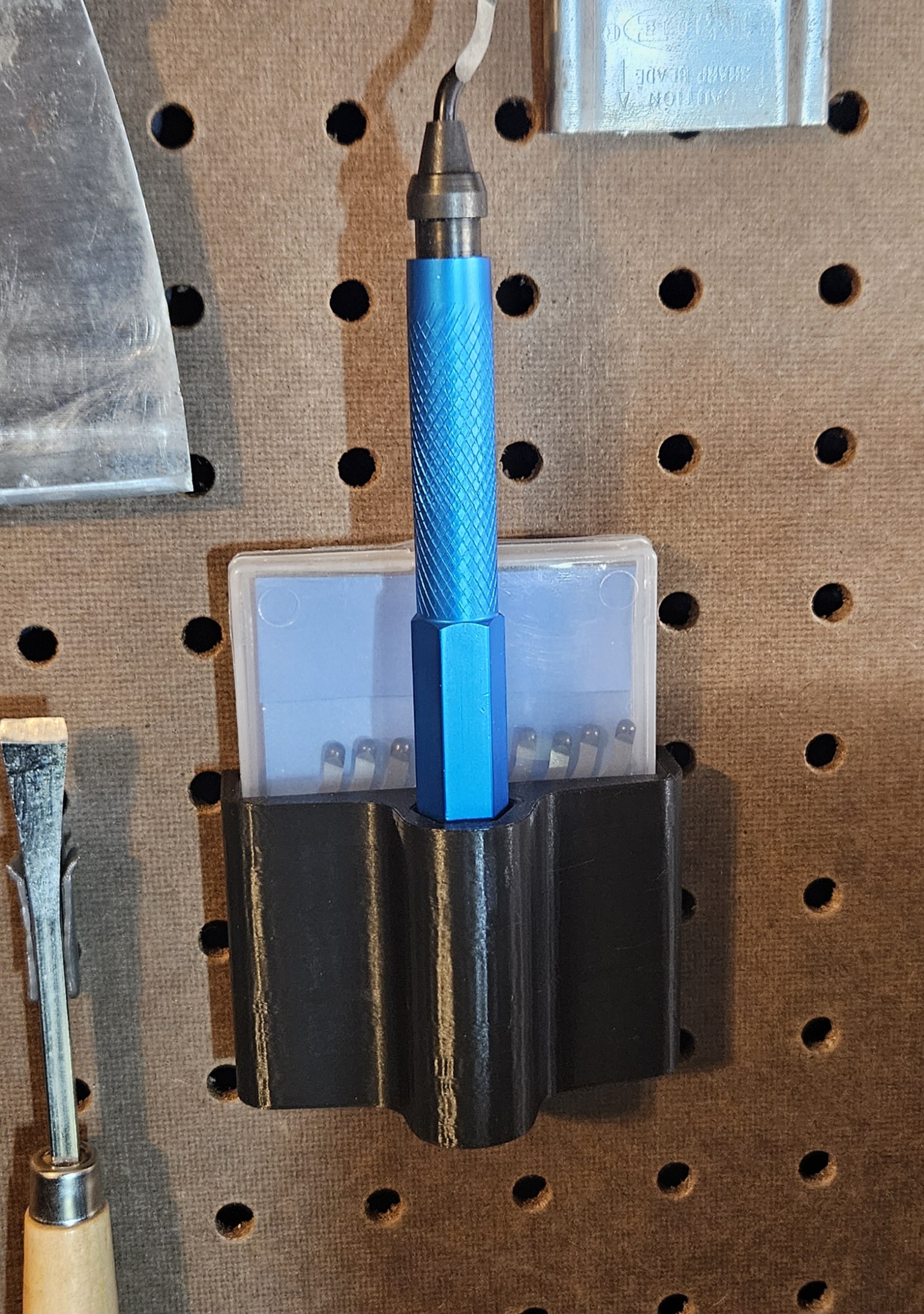Deburring tool & blade holder for 1" pegboard by ryzellon Download