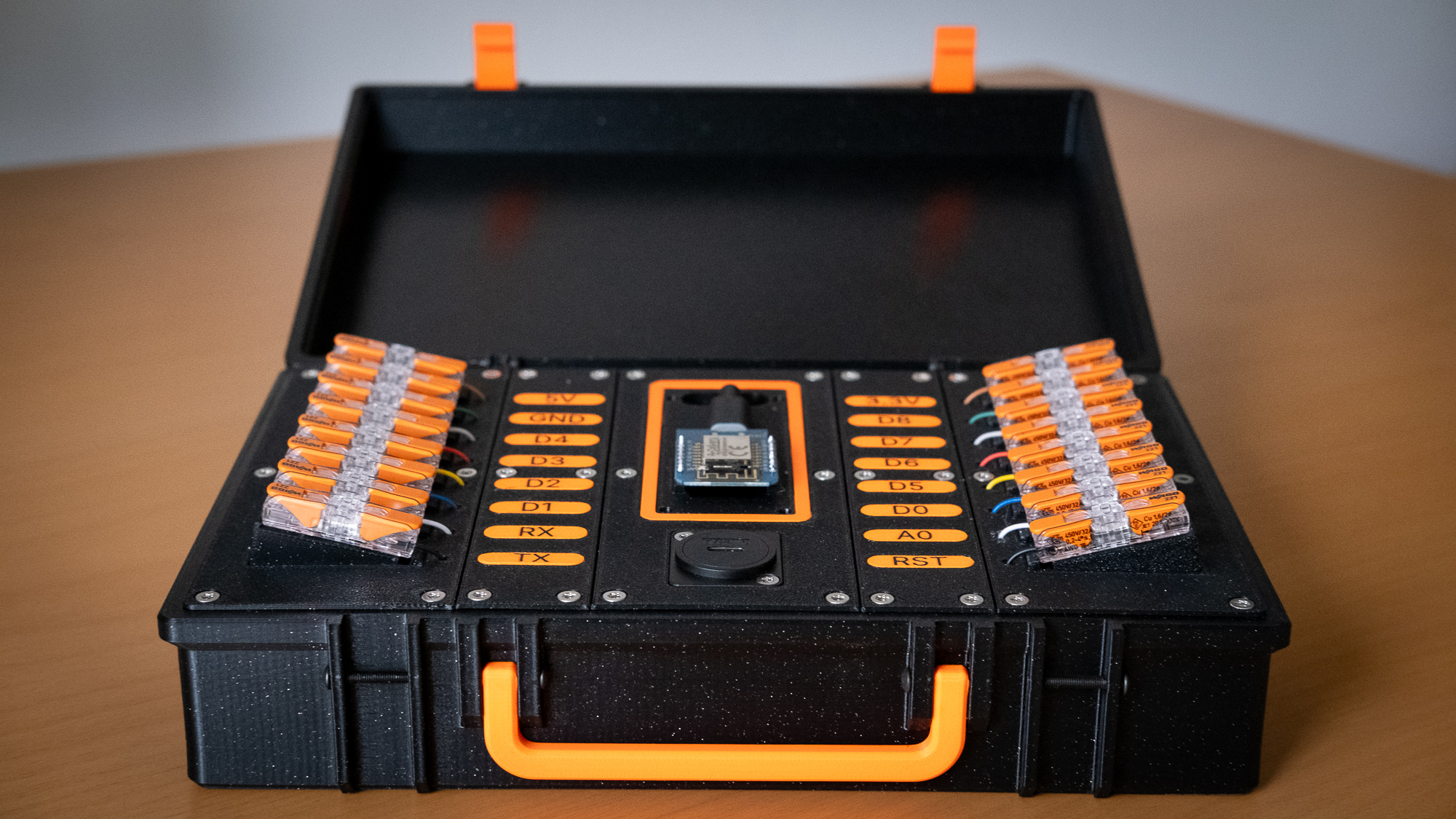 Futuristic ESP8266 development case with Wagos — miniatura 5