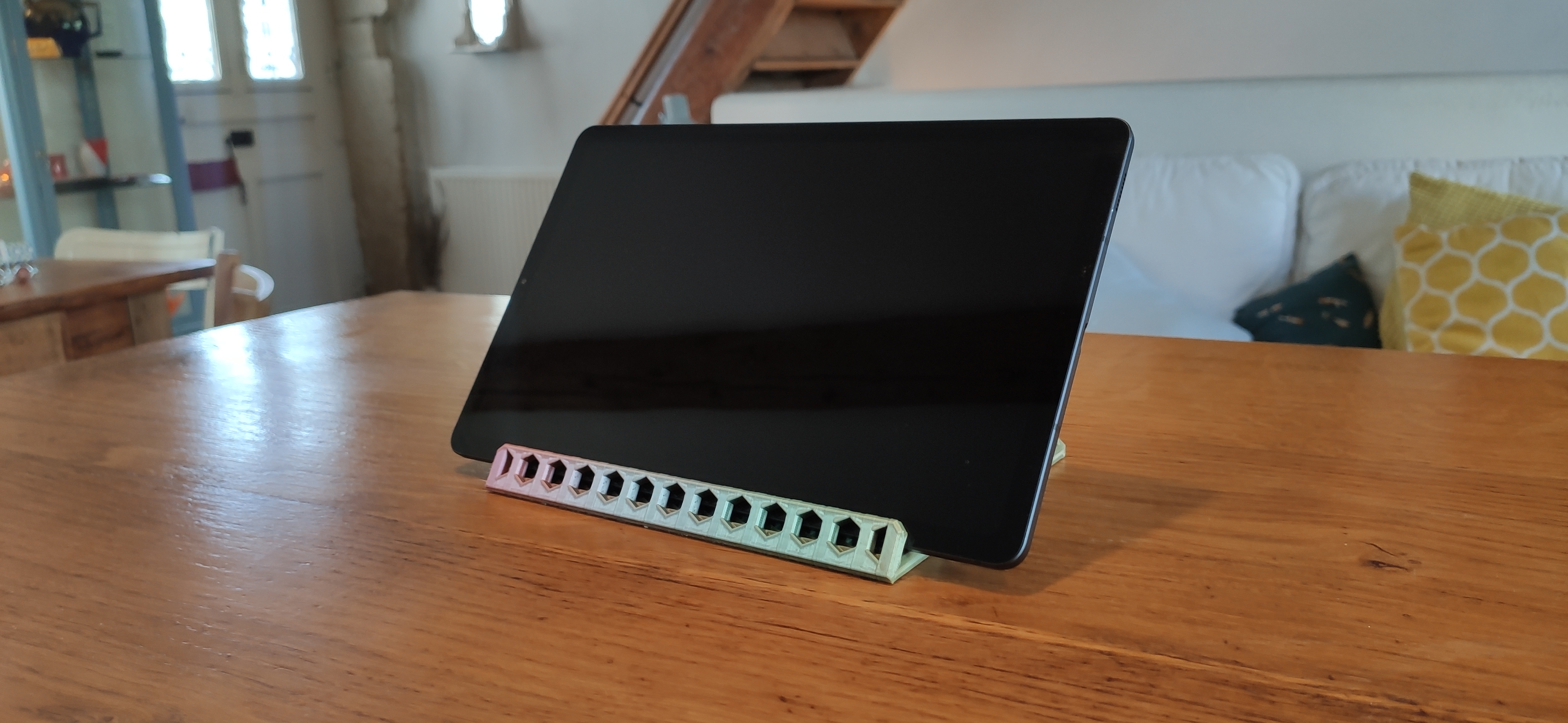 Honeycomb tablet stand / Support tablette en nid d'abeilles.