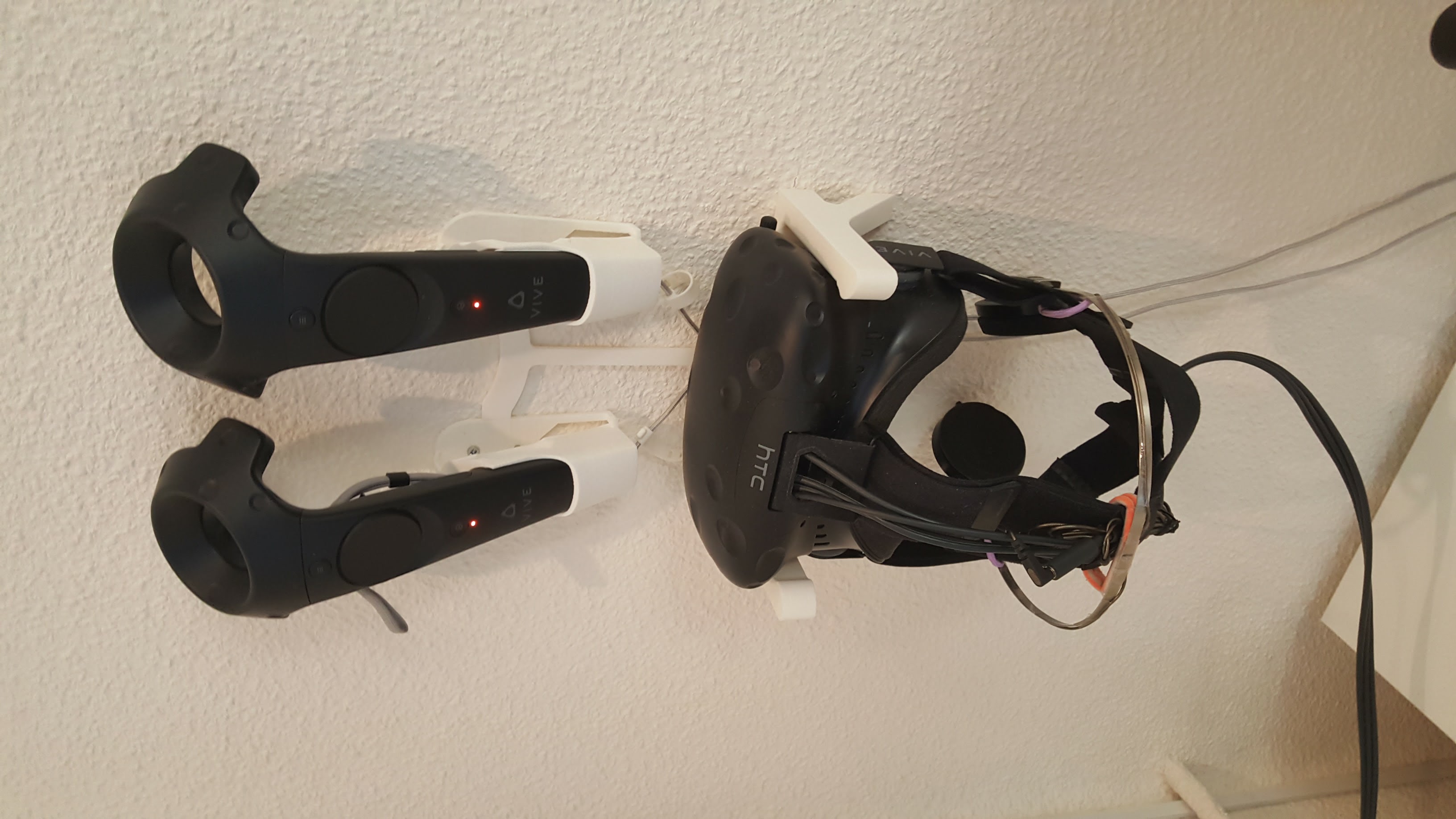 HTC Vive Mount HMD + Controllers + charging