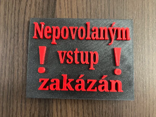 Deska s nápisem NEPOVOLANÝM VSTUP ZAKÁZÁN