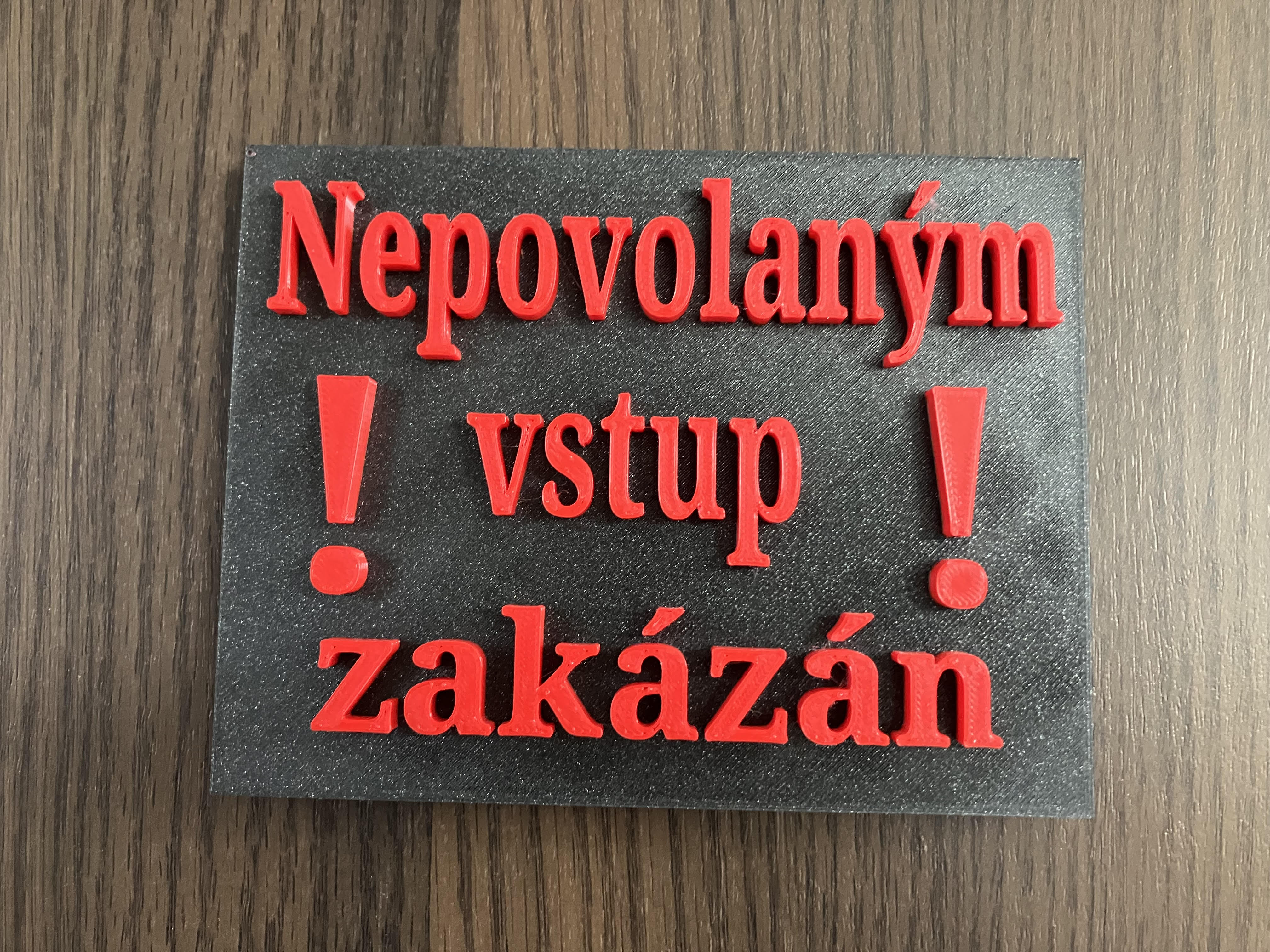 Deska s nápisem NEPOVOLANÝM VSTUP ZAKÁZÁN