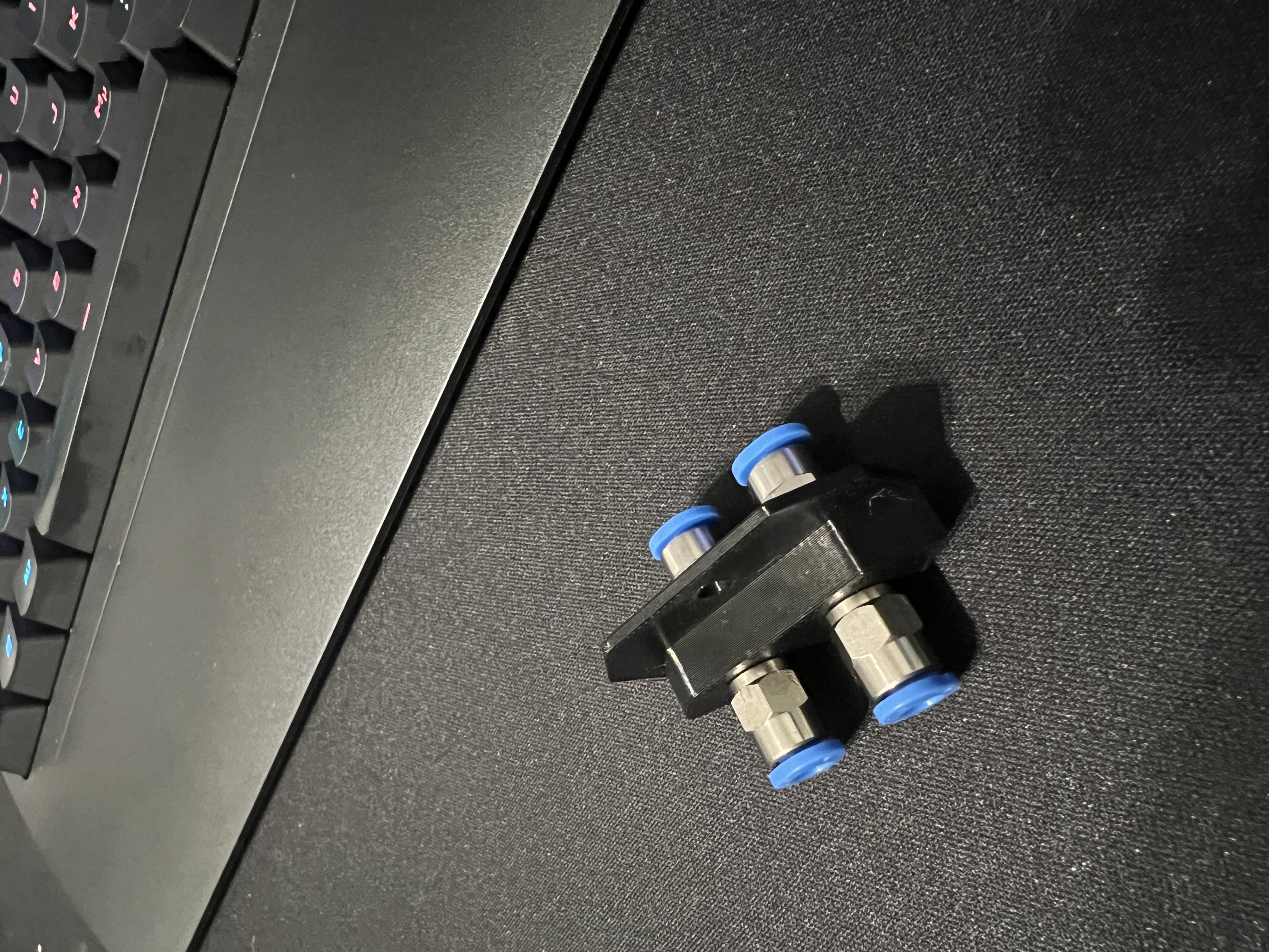 Prusa Enclosure top plug edge remix for double QSM-M5 feedthrough