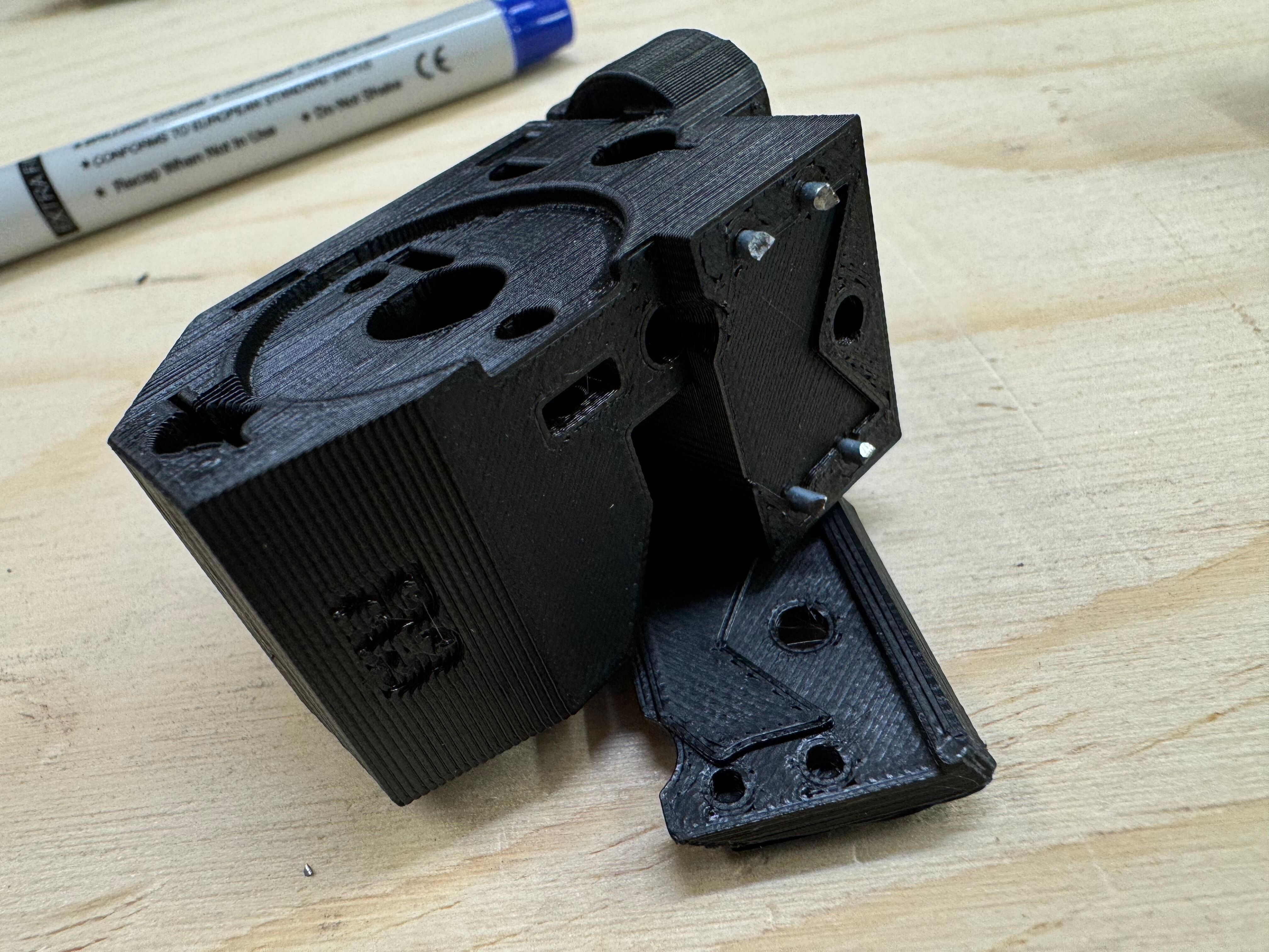MMU3 selector with metal pins supporting cutter blade