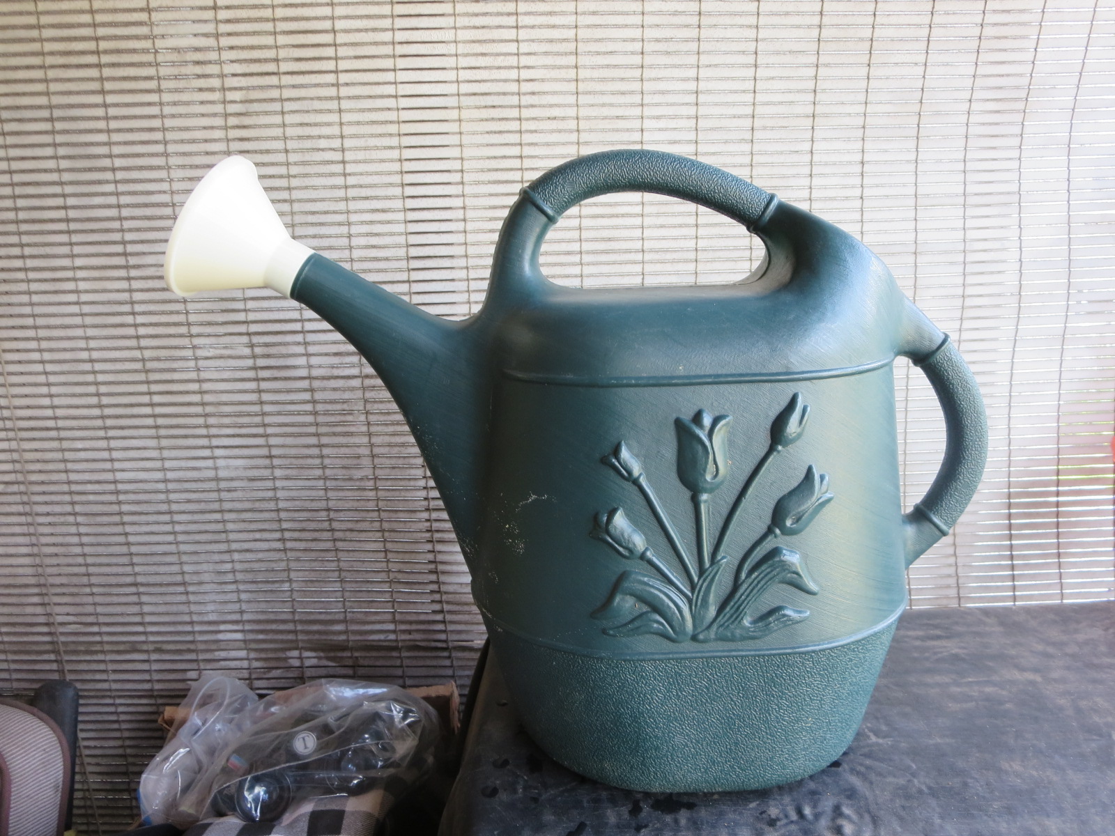 Plant watering pot nozzle with threads