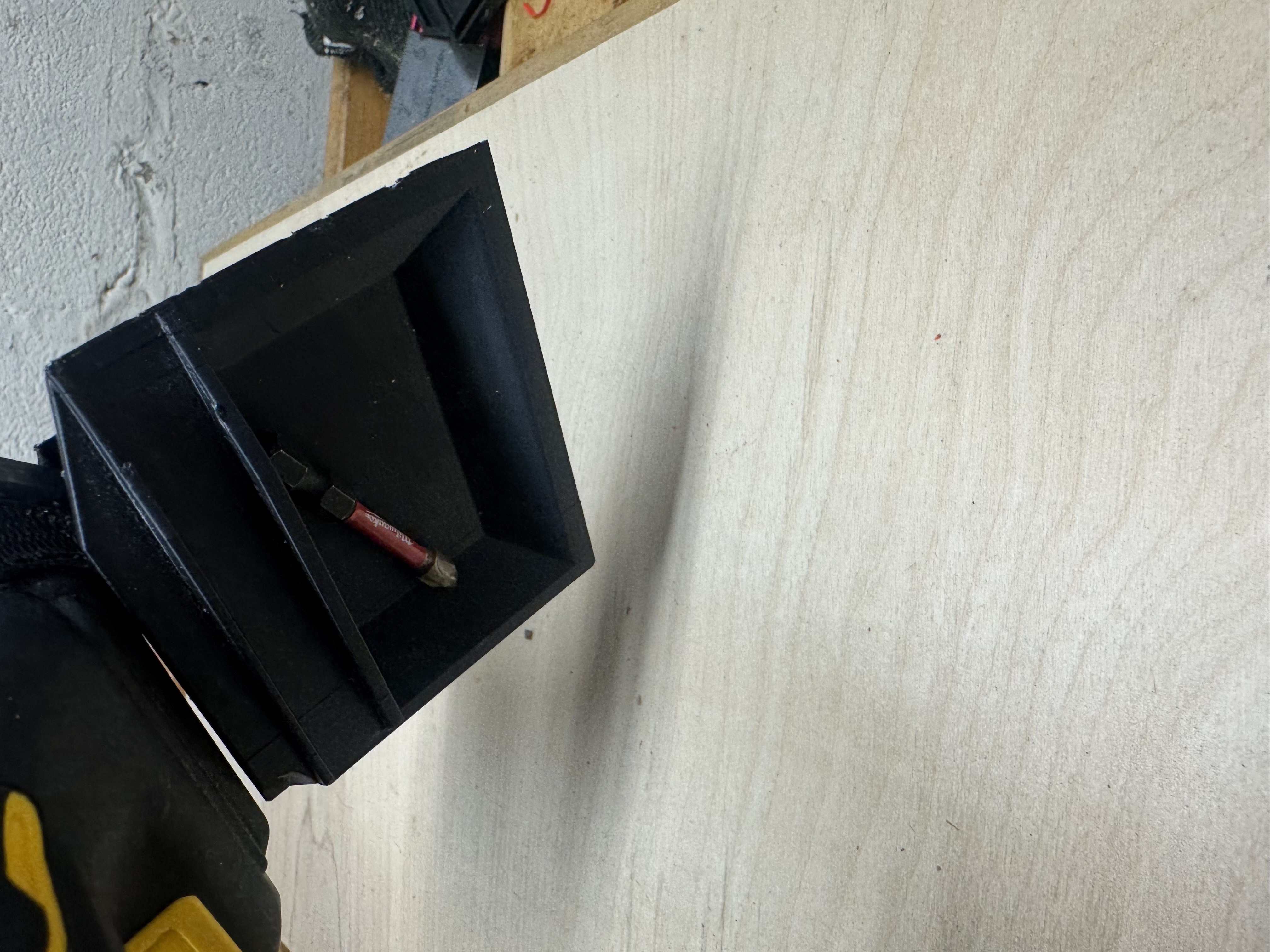 Magnetic screw tray for tool holder