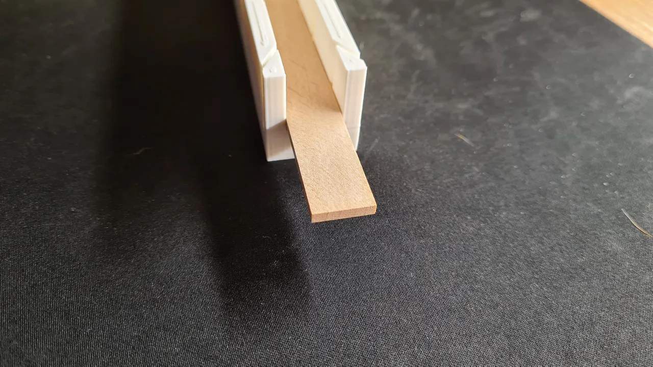A tool for cutting wooden slats / nástroj na řezání dřevěných lamelek ...