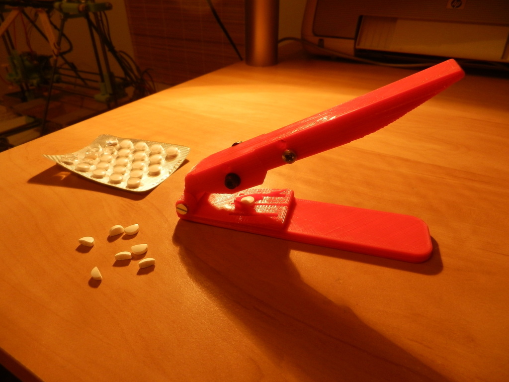 Pill splitter with anti finger cut off protection