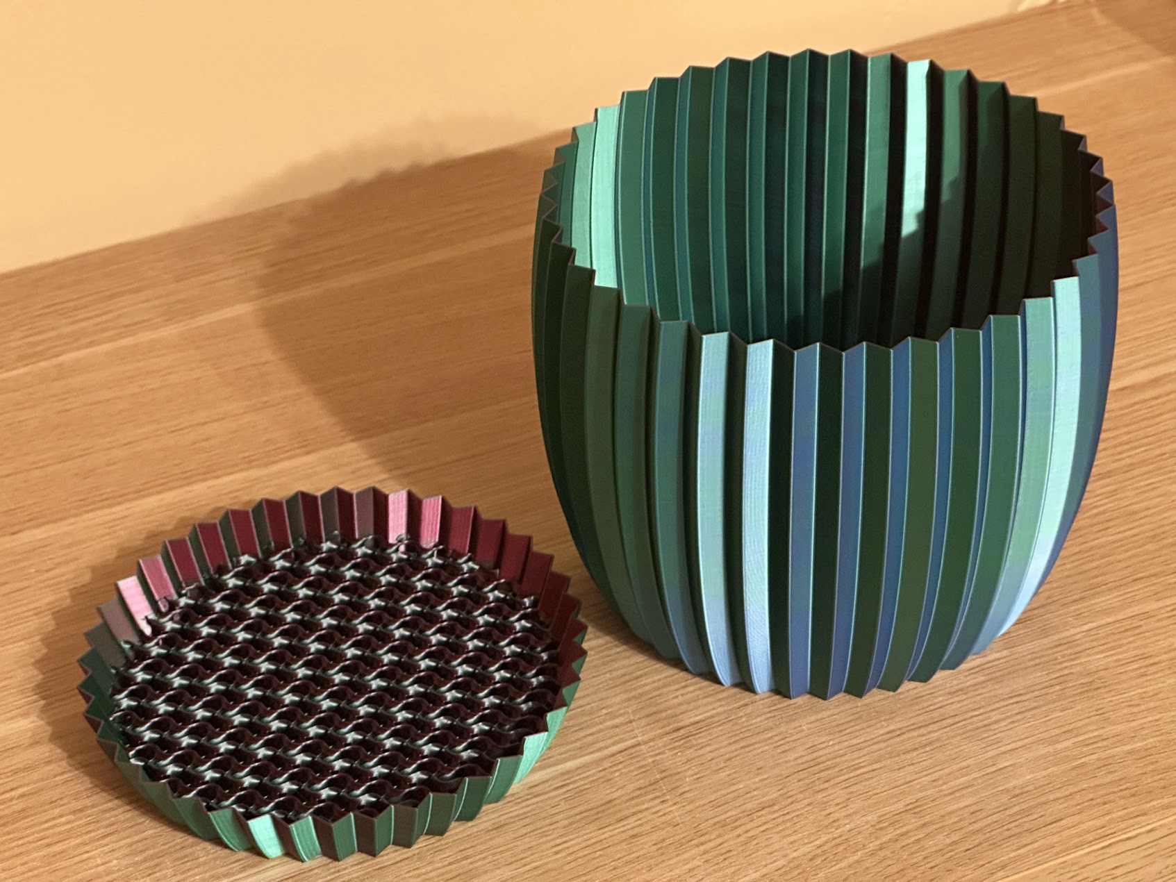 Plant pot with gyroid drip tray