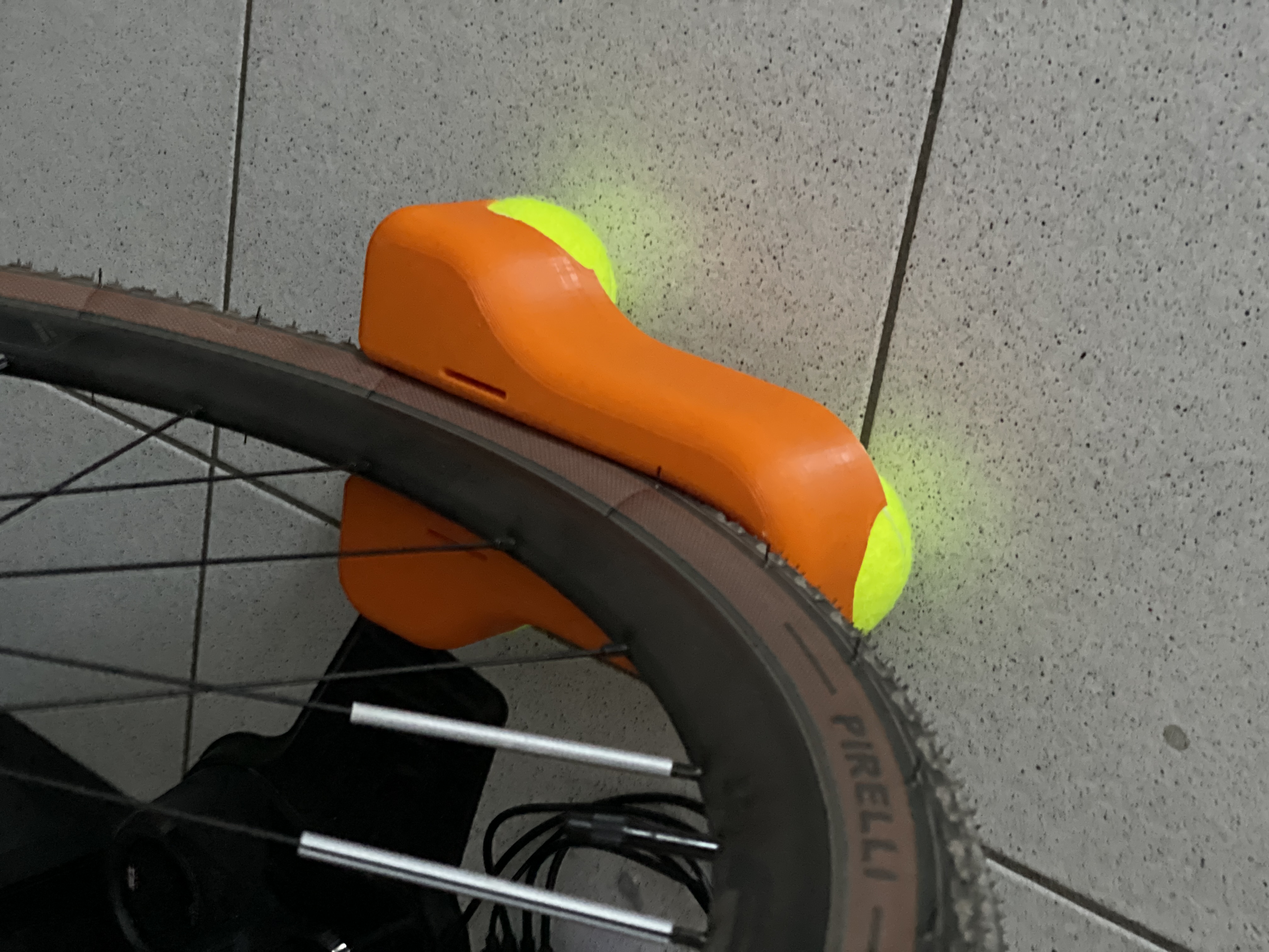 *Outdated* Tennisball raiser for front wheel on indoor trainer