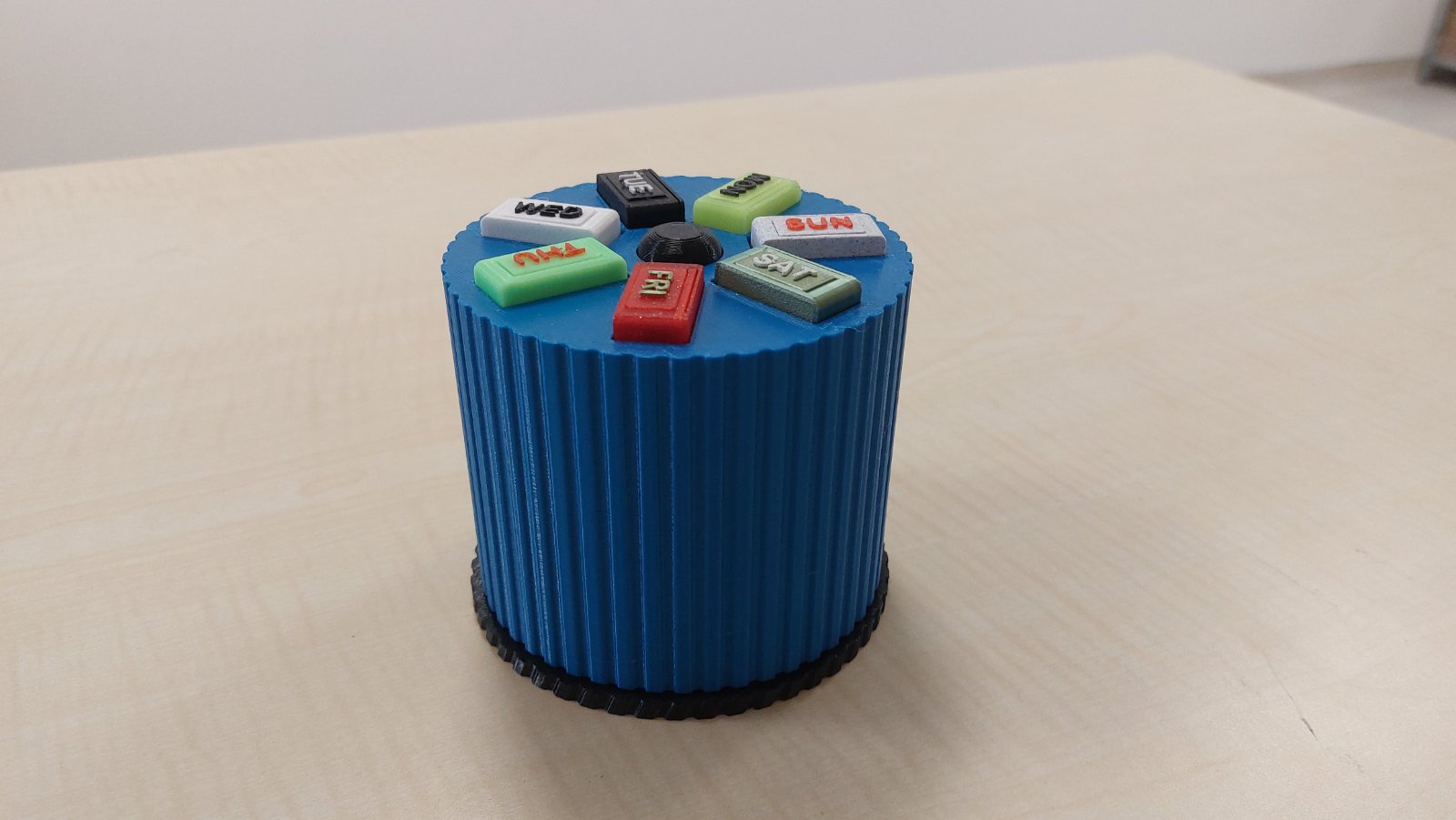 Revolver spinning pills organizer