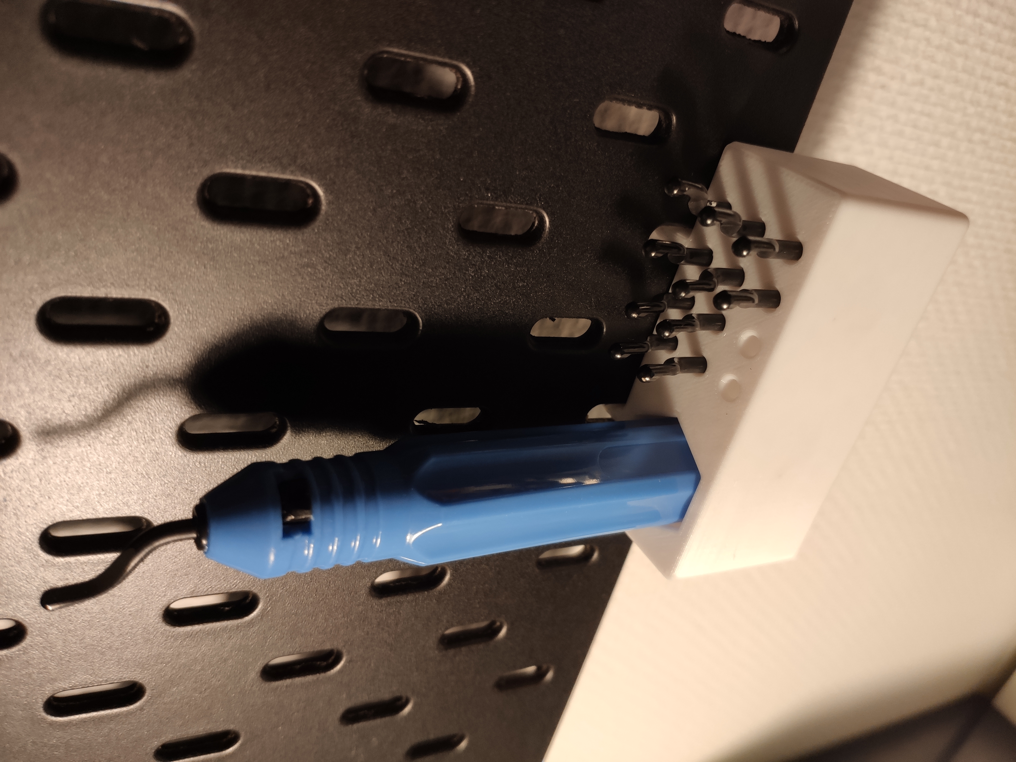 Deburring tool mount for IKEA Skådis / Skadis