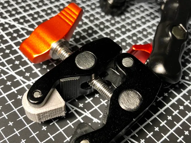Rotating pad for mini super clamp