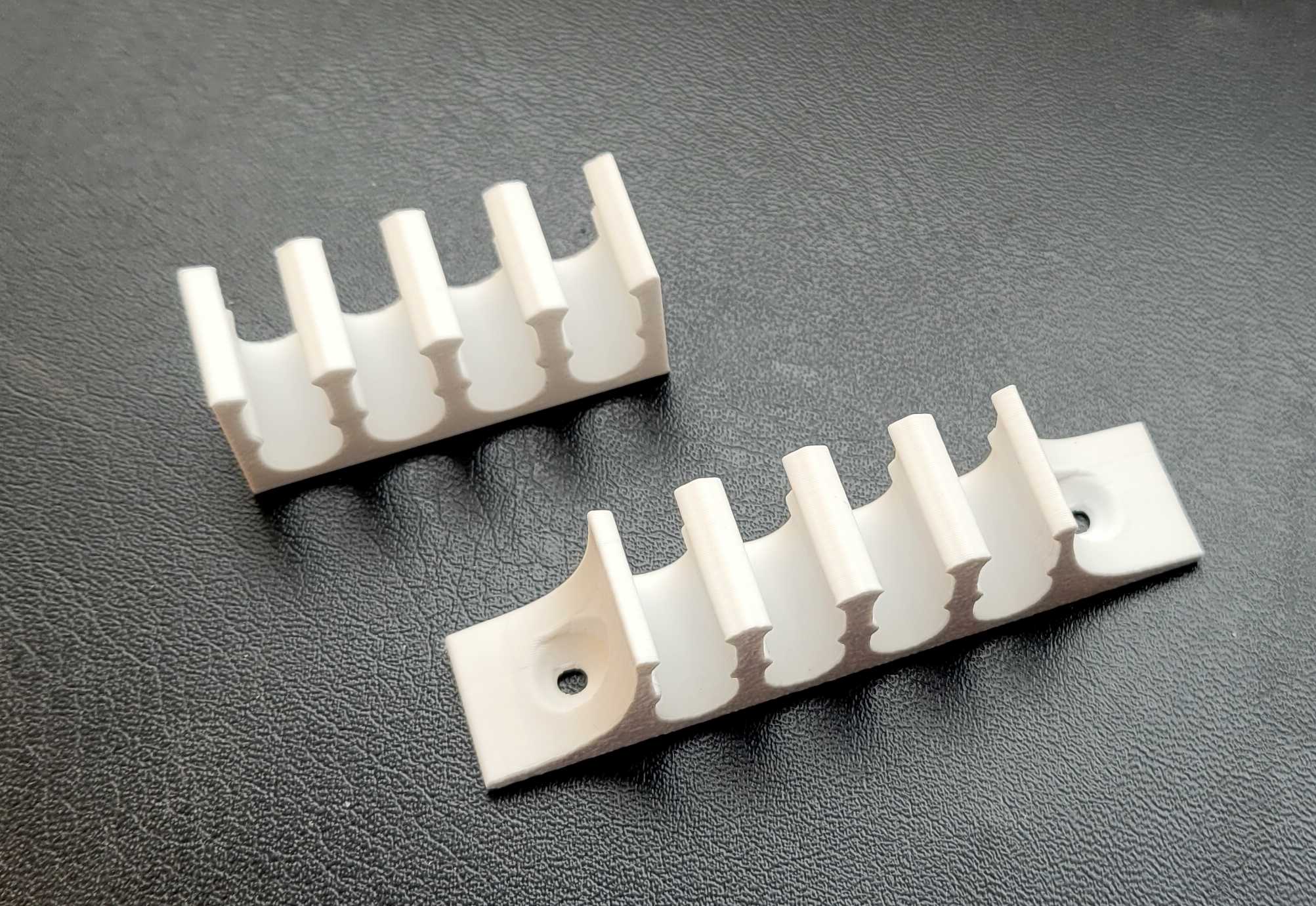 Kabelhalter dicke Cat 7 Kabel - Cable holders for thick Cat 7 network cables