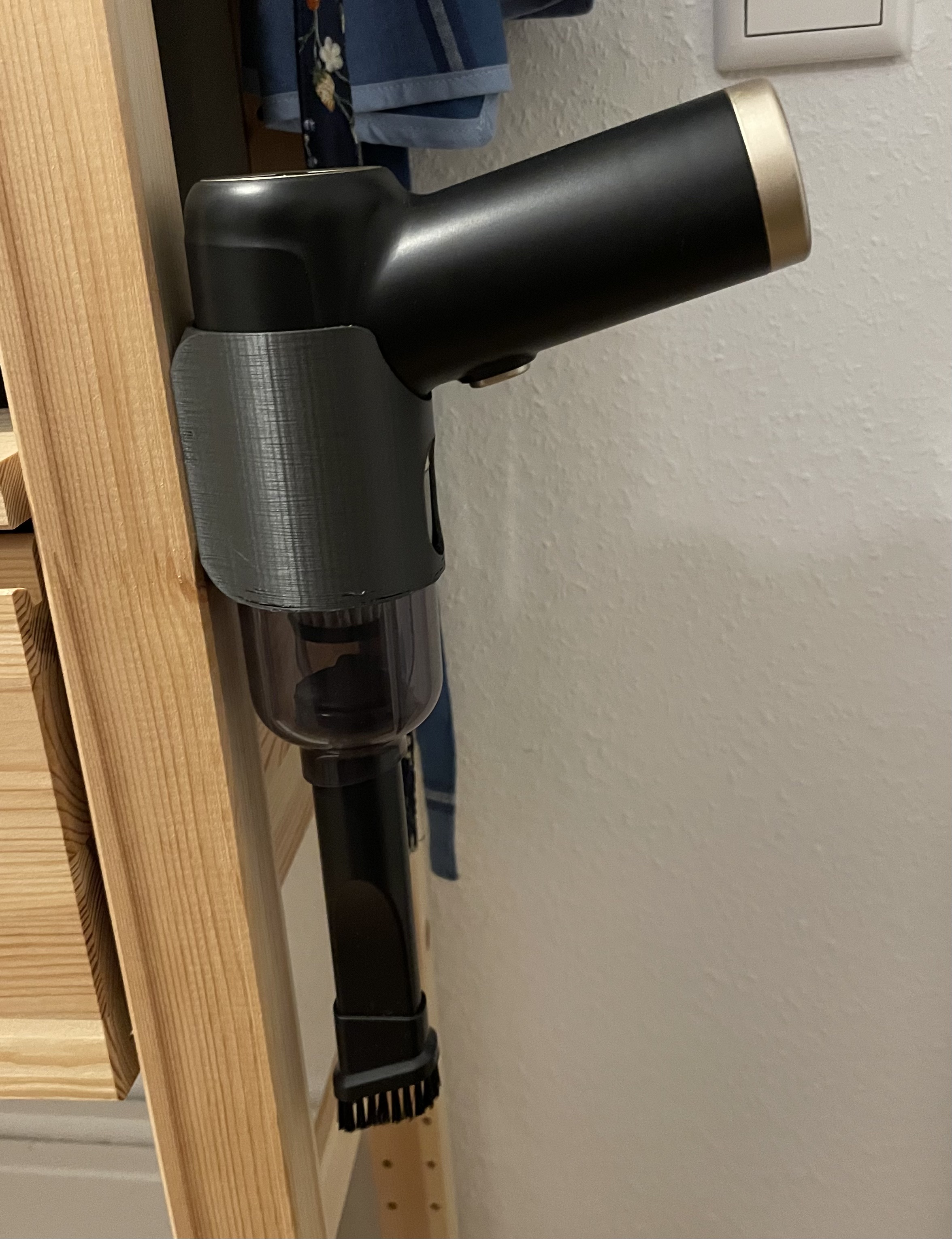 Handheld vacuum cleaner holder by elloco Download free STL model