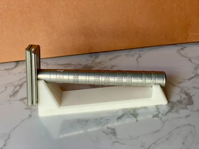 Henson Razor Stand