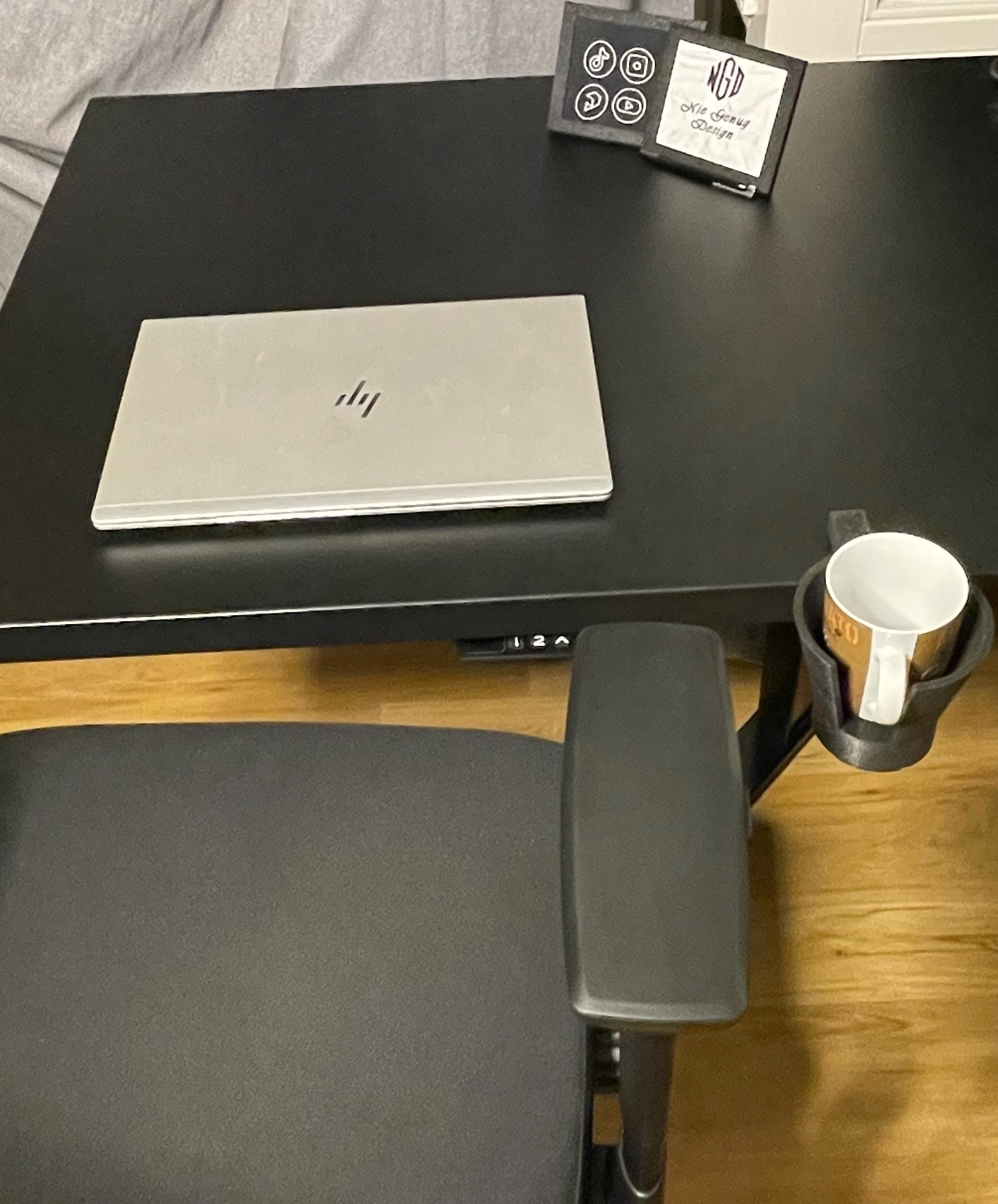 Miniatura 2 do modelo 3D Cup holder table