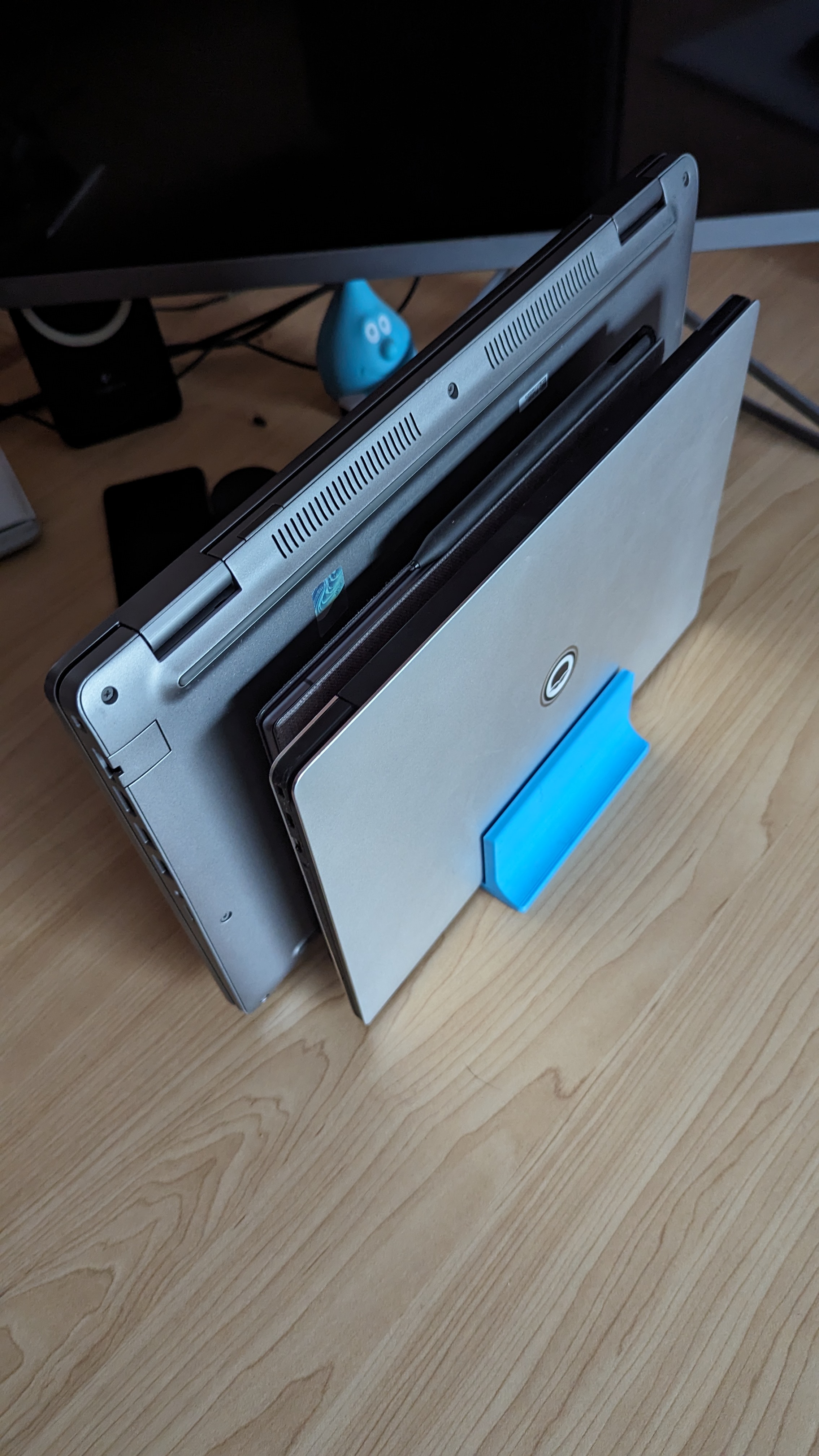 Vertical laptop holder parameterised