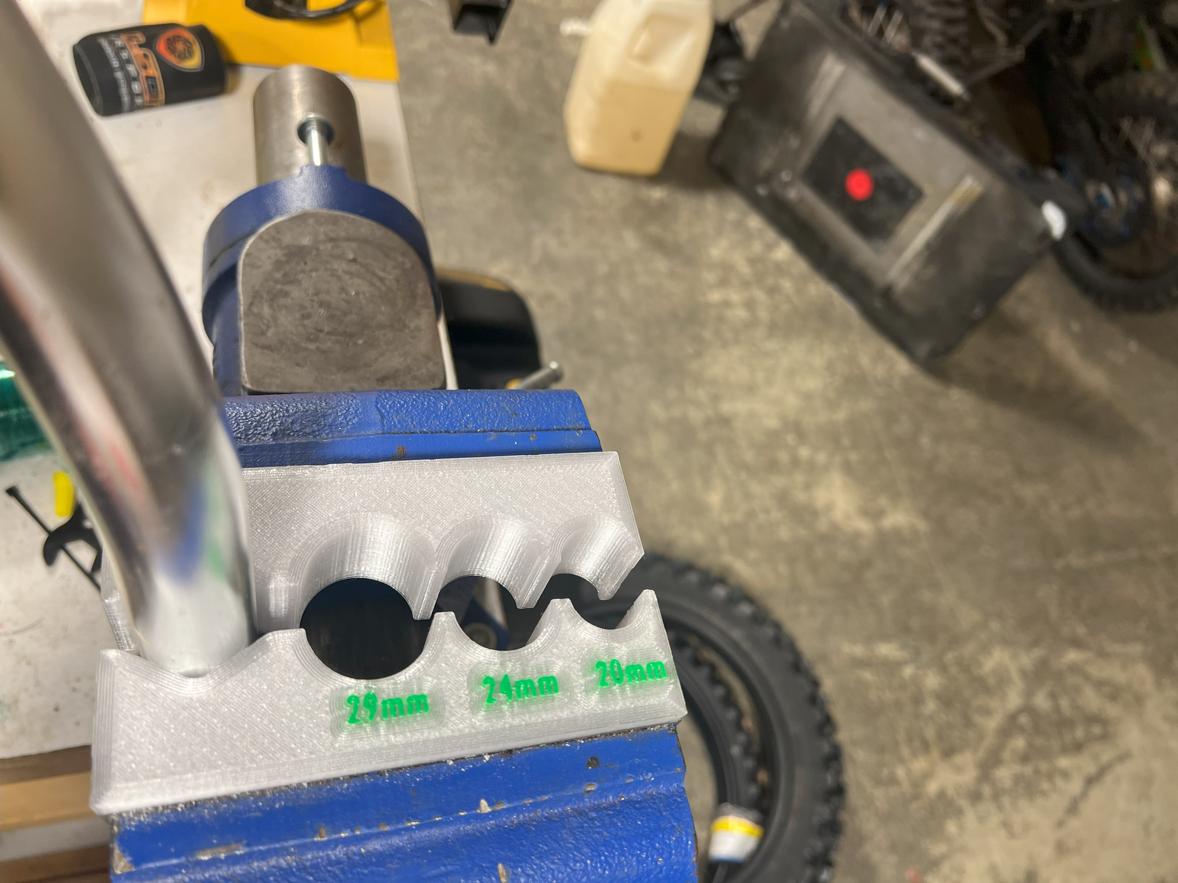 Damping rod holder for KYB cartridges
