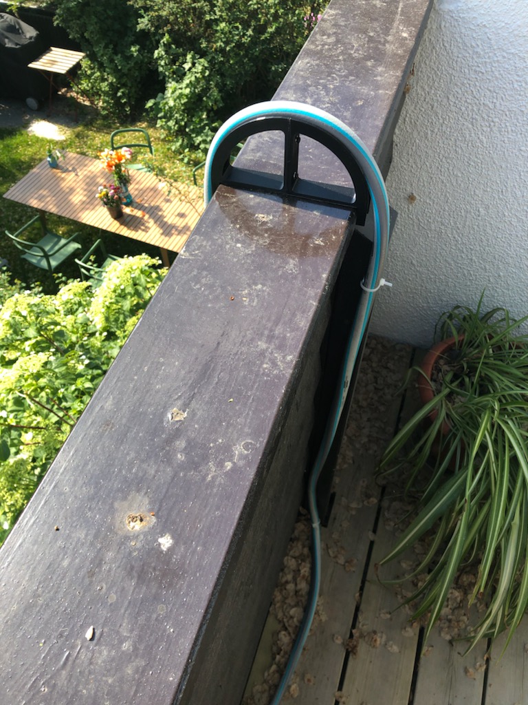 Rounded support for garden hose